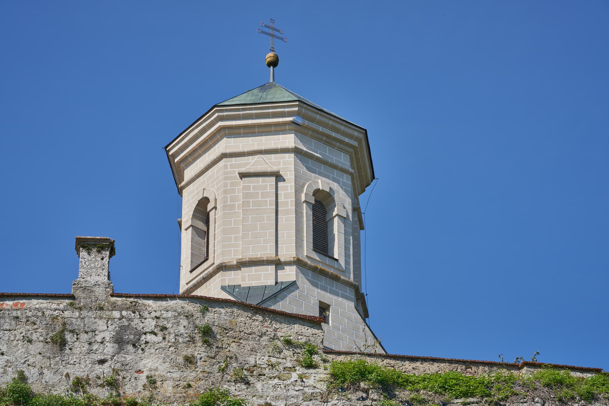 3. Kirchturm der Kirche Raitenhaslach, Altötting, Oberbayern - Kirchturm in Raitenhaslach, Gemeinde Burghausen, Landkreis Altötting, Oberbayern, Region Inn-Salzach. Blick auf die obere Turmspitze und Teile der Kirchenmauer.