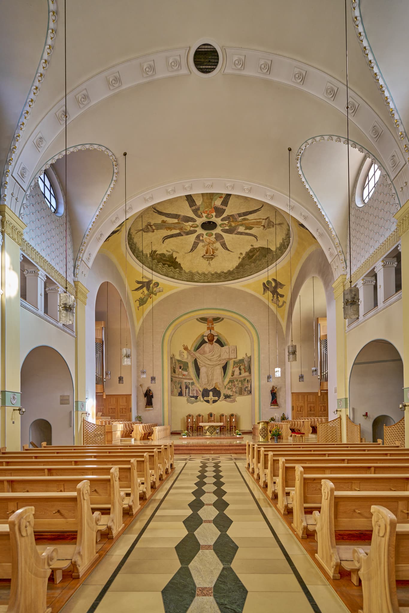 Abtei Kloster, Schweiklberg, Passau, Niederbayern - Kirche der Abtei Kloster in Schweiklberg bei Vislhofen, Landkreis Passau, Niederbayern. Architektur mit Altarraum und Bänken im Bayerischen Wald, Deutschland.
