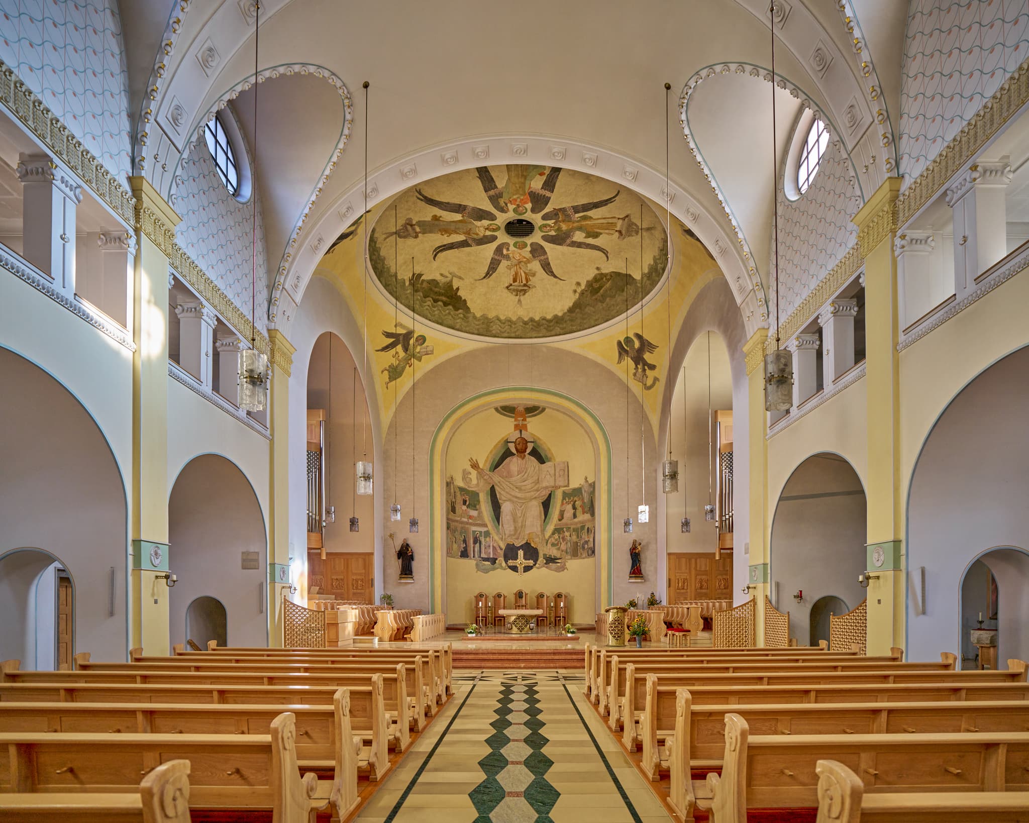 Abtei Kloster Schweiklberg, Passau, Niederbayern. - Abtei Kloster Schweiklberg bei Vislhofen, Landkreis Passau, Niederbayern, Deutschland. Kirchenschiff, Altar, Deckengemälde. Kirche im Bayerischen Wald.