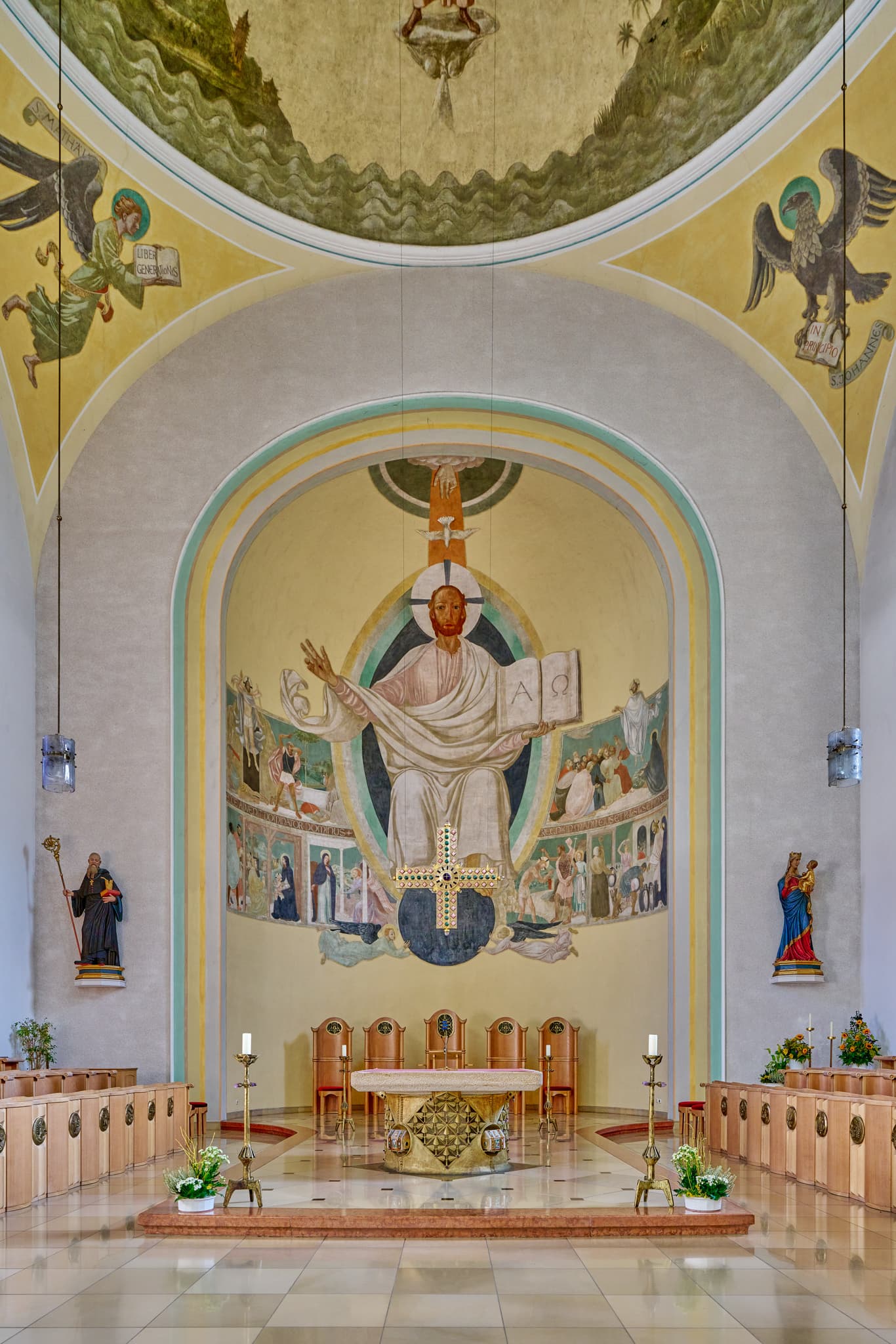 Abtei Kloster, Schweiklberg, Passau, Niederbayern - Abtei Kloster Schweiklberg, Vilshofen, Landkreis Passau, Niederbayern, Bayerischer Wald. Altarraum mit Bänken und großer Christus-Wandmalerei. Deutschland.