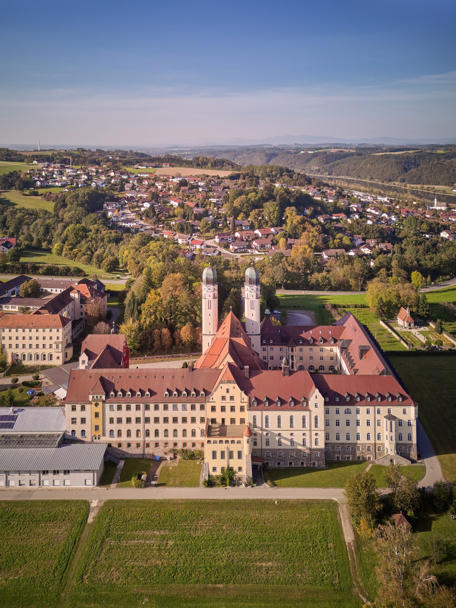 Abtei Kloster Schweiklberg, Vislhofen, Passau, Niederbayern - Abtei Kloster Schweiklberg in Schweiklberg, Vislhofen, Passau, Niederbayern. Historische Klosteranlage in grüner Landschaft des Bayerischen Waldes, Deutschland.
