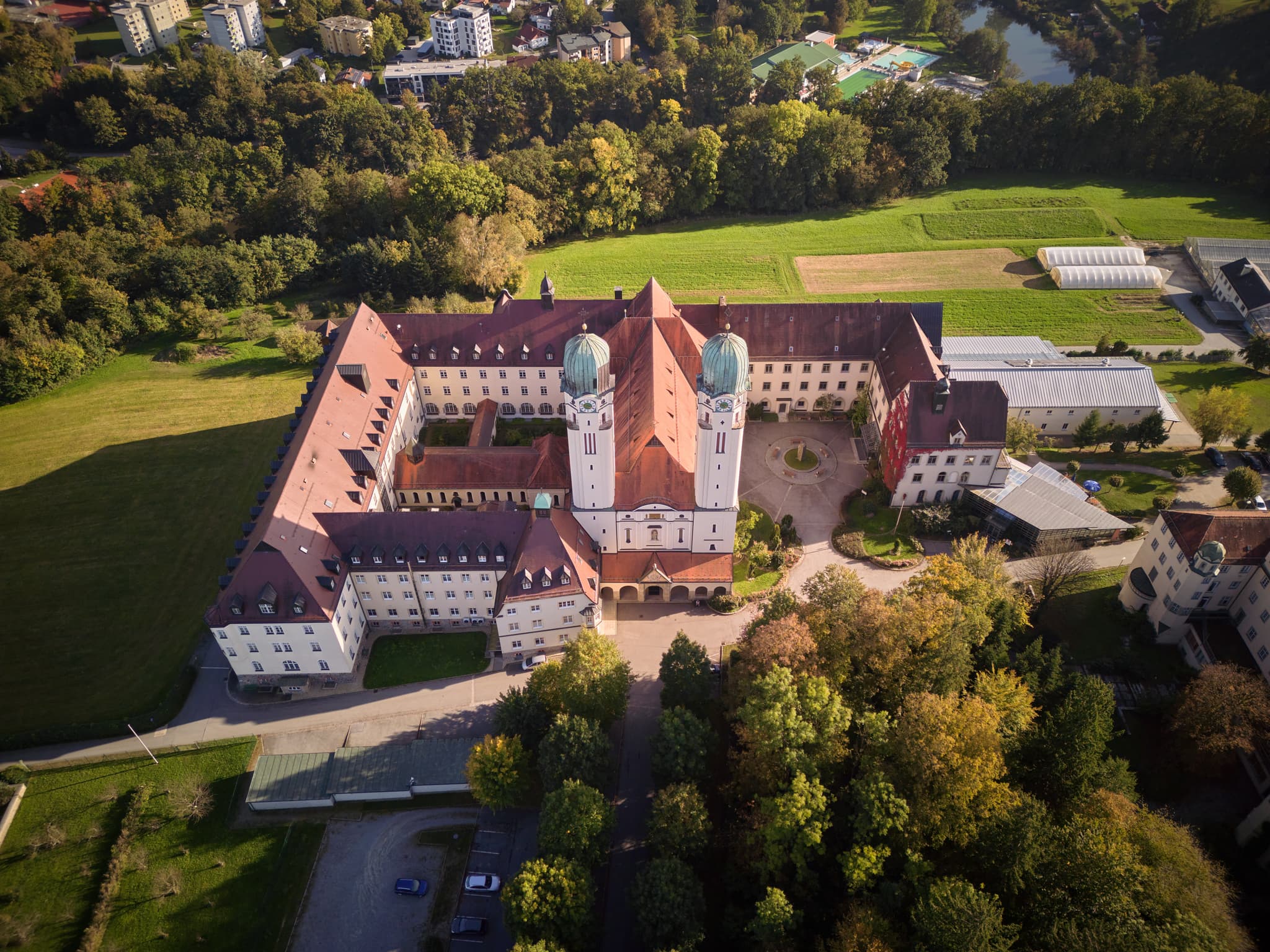 Abtei Kloster Schweiklberg, Vislhofen, Passau, Niederbayern - Luftaufnahme der Abtei Kloster Schweiklberg in Vislhofen, Landkreis Passau, Niederbayern, Deutschland. Das Bauwerk liegt im Bayerischen Wald.