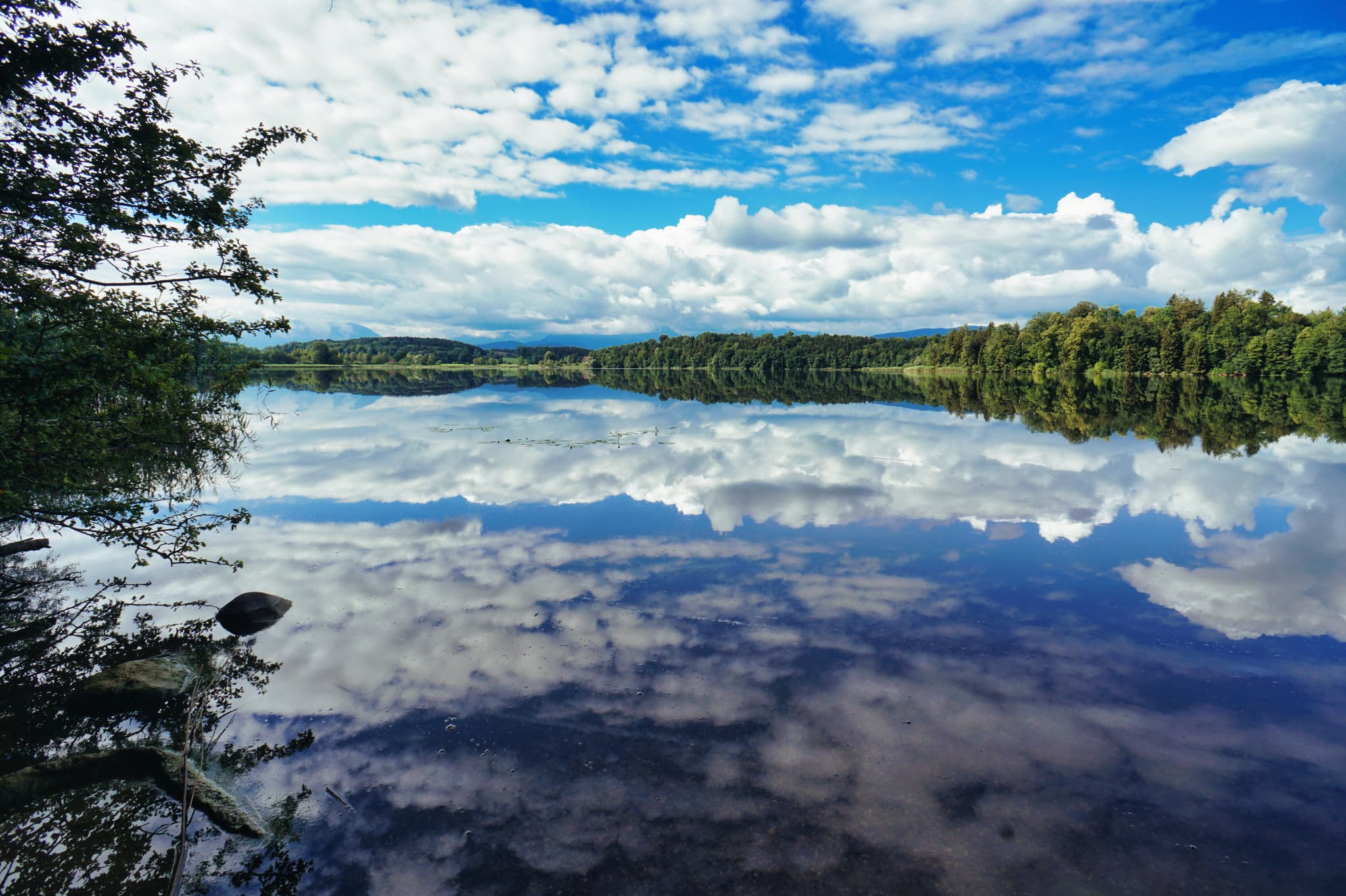 Abtsee mit Spiegelung und Blick in die weite - Der Abtsee spiegelt an diesem Tag die prachtvolle Wolkenlandschaft perfekt wider.  Blauer Himmel, weiße Wolken  schaffen eine idyllische und ruhige Atmosphäre.