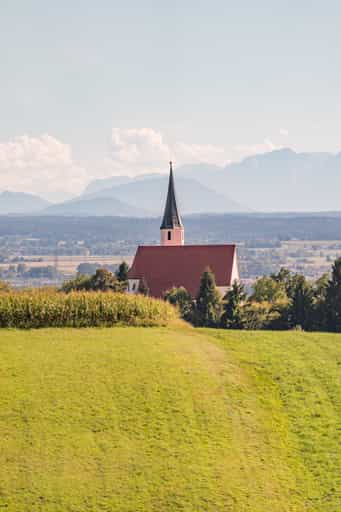 Alpenblick mit Pfarrkirche St. Georg und Urban, Hinterndobl