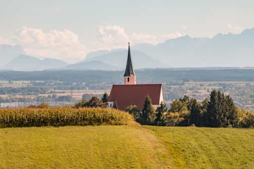 Alpenblick mit Pfarrkirche St. Georg und Urban, Hinterndobl
