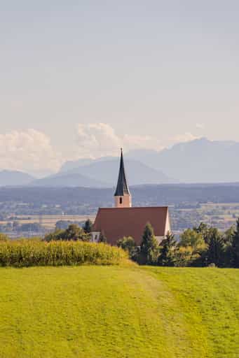 Alpenblick mit Pfarrkirche St. Georg und Urban, Hinterndobl