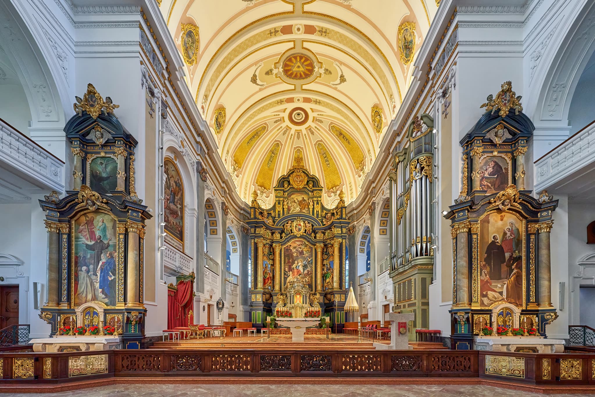Altar Basilika St. Anna, Altötting, Oberbayern, Inn-Salzach - Innenansicht der Basilika St. Anna in Altötting, Altötting, Landkreis Altötting, Regierungsbezirk Oberbayern, Region Inn-Salzach, Bayern, Deutschland.