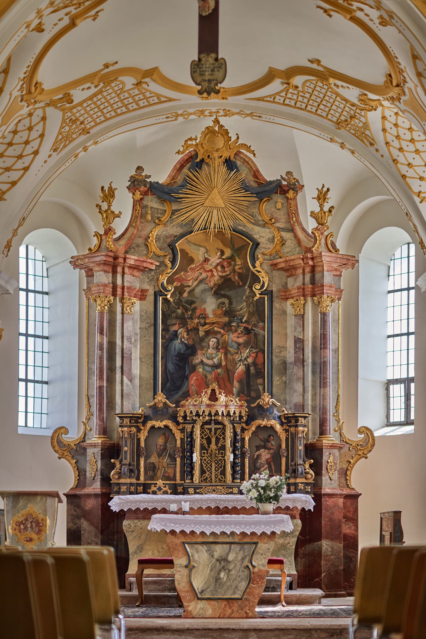 Altar der Kirche Sankt Pankratius, Kirchisen, Mettenheim - Die Kirche Sankt Pankratius in Mettenheim, Landkreis Mühldorf am Inn, Oberbayern, Region Inn-Salzach, Deutschland. Ein historisches Juwel.