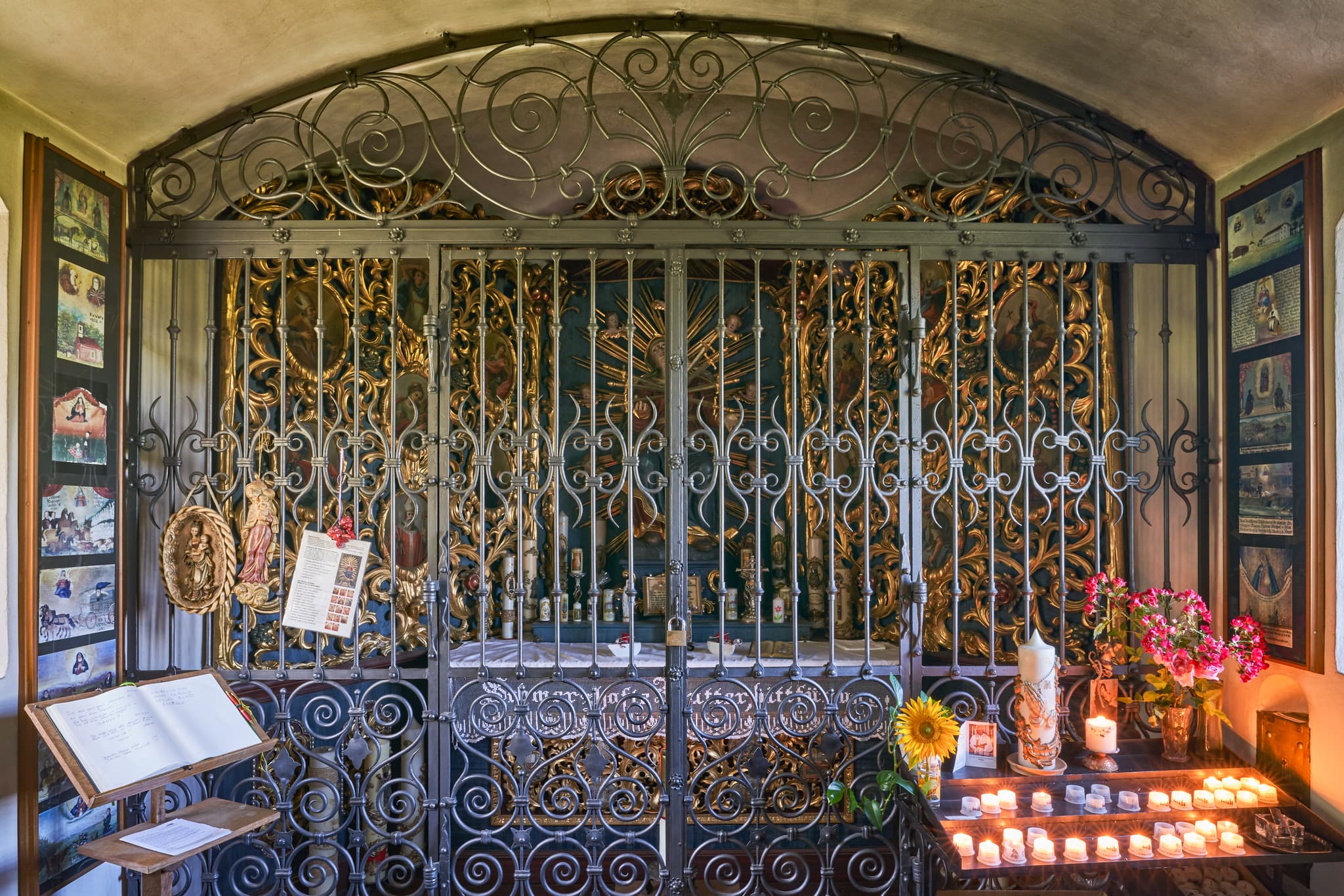 Altar der Kronwidl-Kapelle, Ecksberg, Altmühldorf, Mühldorf - Kapelle Ecksberg Altmühldorf Kronwidl, Mühldorf am Inn, Oberbayern. Innenansicht mit kunstvollem Altar-Gitter, Kerzen, Blumen. Besinnlicher Ort, Inn-Salzach.