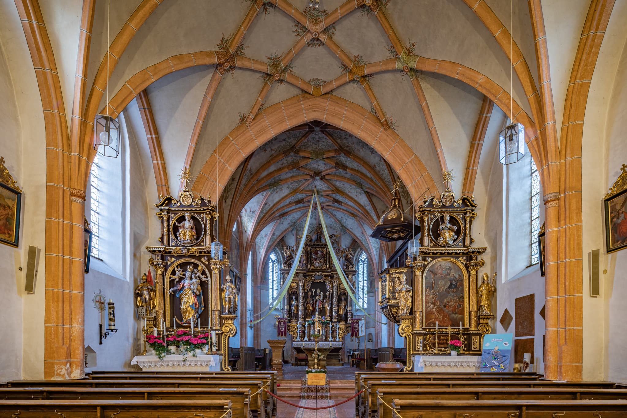 Altar Pfarrkirche St. Alban, Taubenbach, Reut, Rottal-Inn - Die Pfarrkirche St. Alban in Taubenbach, Landkreis Rottal-Inn, Bayern, besticht durch ihre Architektur und Ausstattung. Besuchen Sie diese sehenswerte Kirche.