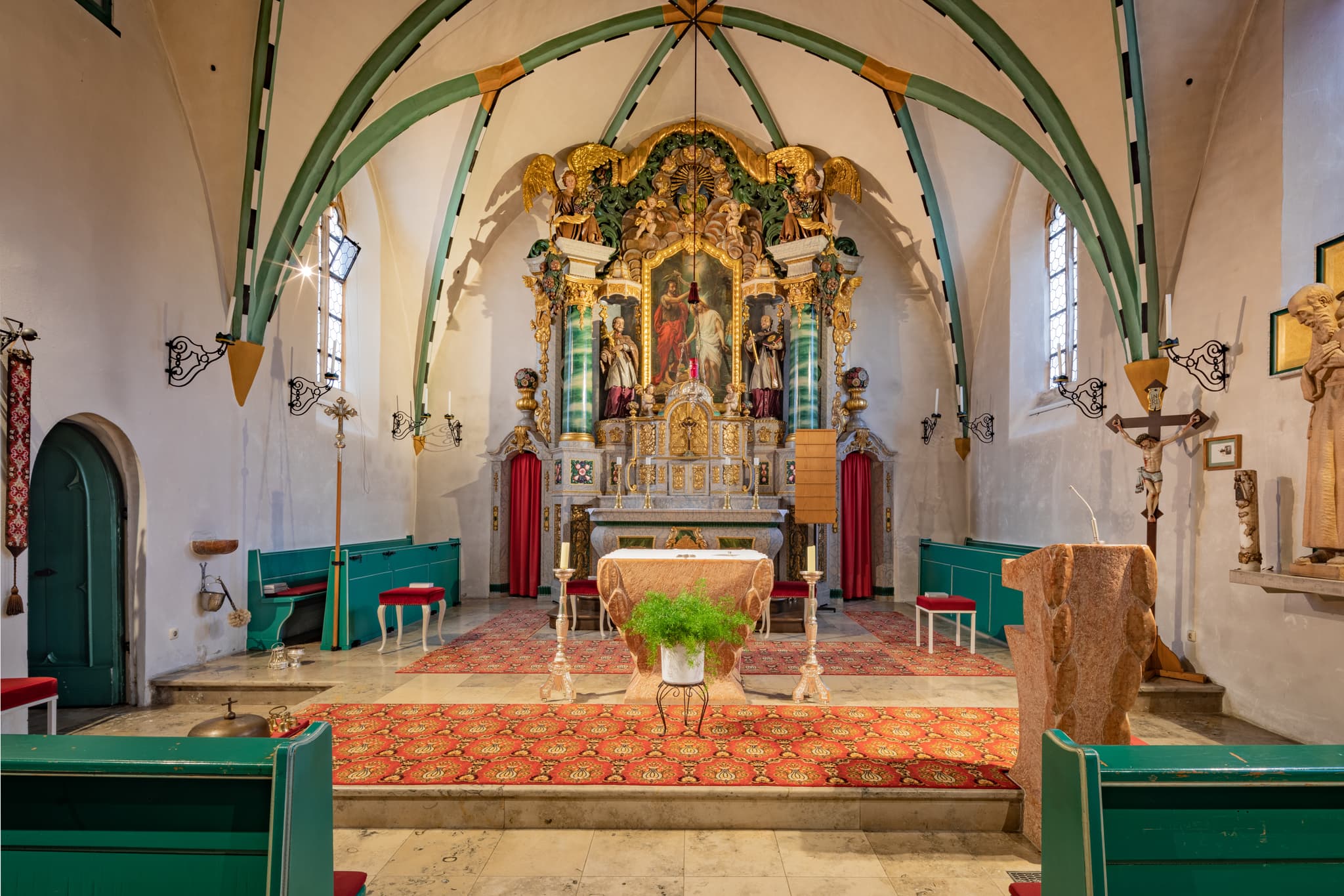 Altar Pfarrkirche St. Johannes Täufer in Weng, Bad Griesbach - Innenansicht der Pfarrkirche St. Johannes der Täufer in Weng, Bad Griesbach, Lkr. Passau, Niederbayern, Deutschland. Grünes Gestühl, Altarraum und Decke.
