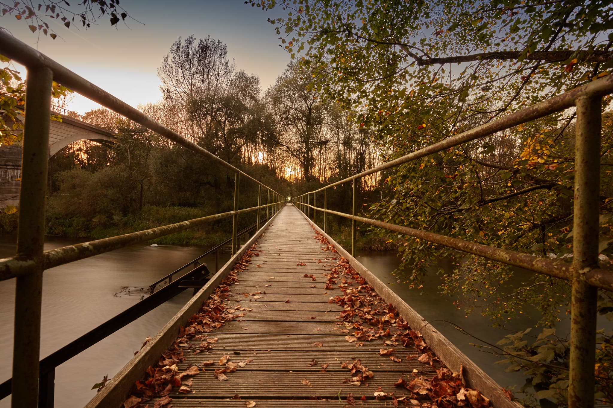 Alte Fußgängerbrücke, Garching an der Alz, Altötting - Die Fußgängerbrücke wurde bei einem Hochwasser zerstört und durch eine neue ersetzt. Garching an der Alz, Landkreis Altötting, Regierungsbezirk Oberbayern.