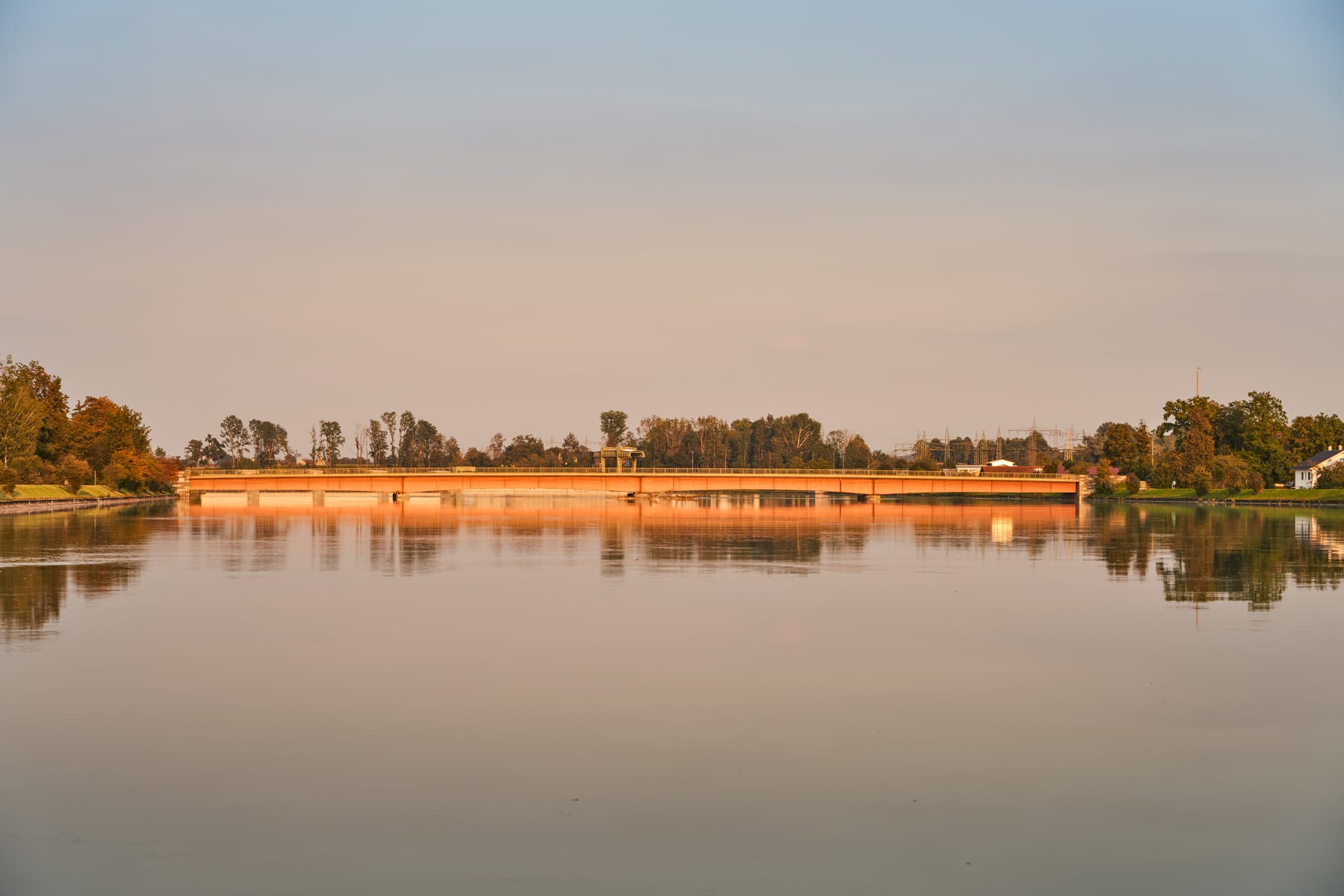 Alte Innbrücke, Neuötting, Altötting, Oberbayern - Die Innbrücke vor dem Kraftwerk in Neuötting, Altötting, Oberbayern, Deutschland. Brücke mit Fahrzeugen über den Inn.
