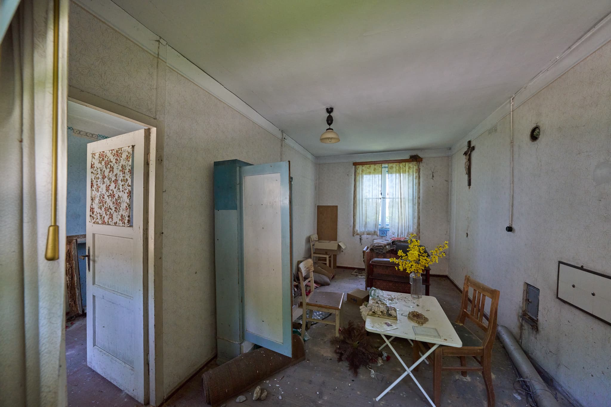 Alte Wäscherei Ecksberg, Mühldorf am Inn, Oberbayern - Verfallener Raum der Alten Wäscherei Ecksberg, Mühldorf am Inn, Oberbayern. Das Innere zeigt alte Möbel, Spuren des Verfalls.