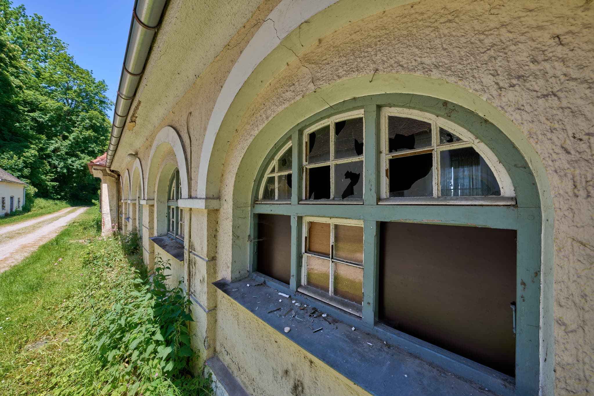 Alte Wäscherei, Ecksberg, Mühldorf, Oberbayern, Inn-Salzach - Historische Wäscherei Ecksberg, Mühldorf, Mühldorf am Inn, Oberbayern, Inn-Salzach, Deutschland. Altes Gebäude mit Rundbogenfenstern, teils zerbrochen.