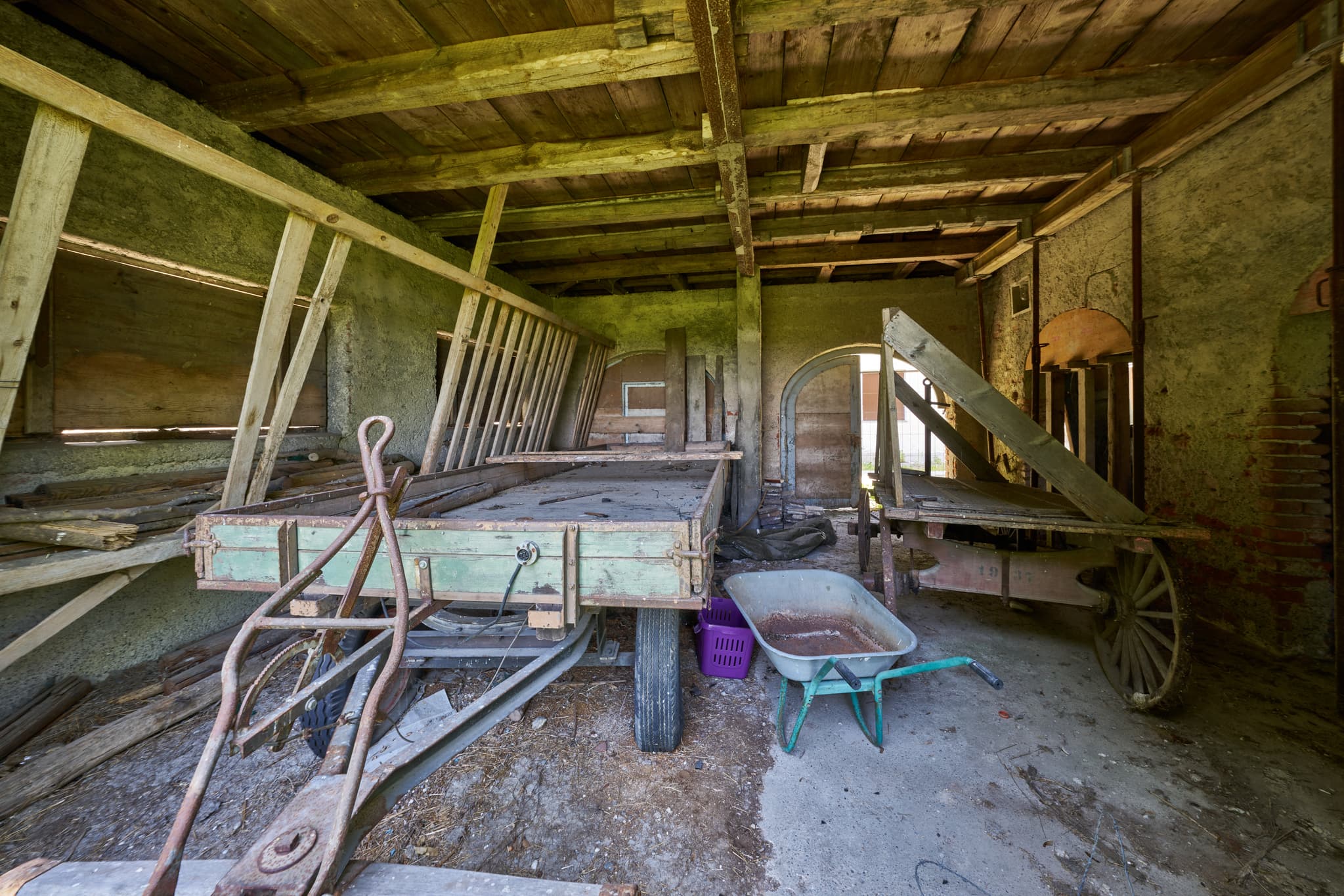 Alte Wäscherei Ecksberg, Mühldorf, Oberbayern, Inn-Salzach - Innenansicht der alten Wäscherei Ecksberg, Mühldorf am Inn, Oberbayern. Verlassene Wagen und Schubkarre. Historische Eindrücke der Region Inn-Salzach.