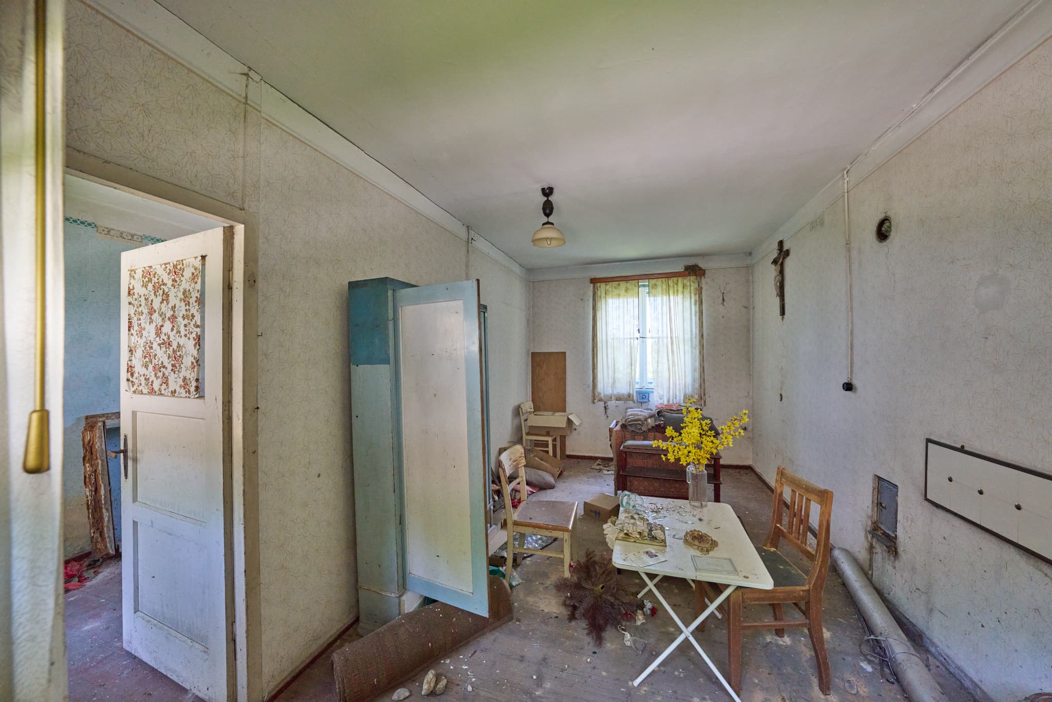 Alte Wäscherei Ecksberg, Mühldorf, Oberbayern, Inn-Salzach - Verfallenes Interieur der Alten Wäscherei in Ecksberg, Mühldorf am Inn. Motiv aus Inn-Salzach, Deutschland. Zeigt verlassenen Raum, Möbel, Kruzifix, Blumen.