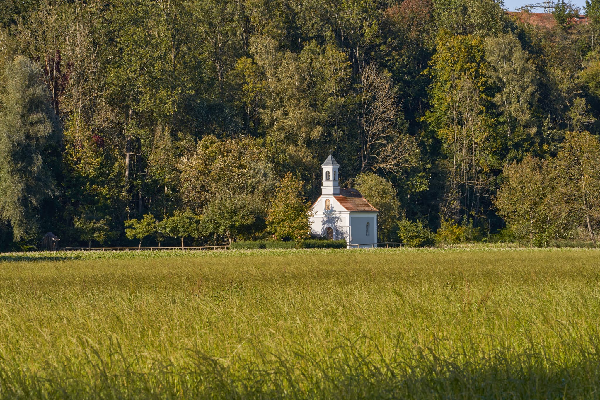 Altmühldorf Kronwidl Kapelle, Ecksberg, Mühldorf am Inn - Kronwidl Kapelle in Ecksberg, Mühldorf, Landkreis Mühldorf am Inn, Oberbayern. Eingebettet in weite Wiesen und Wälder der Inn-Salzach Region in Deutschland.