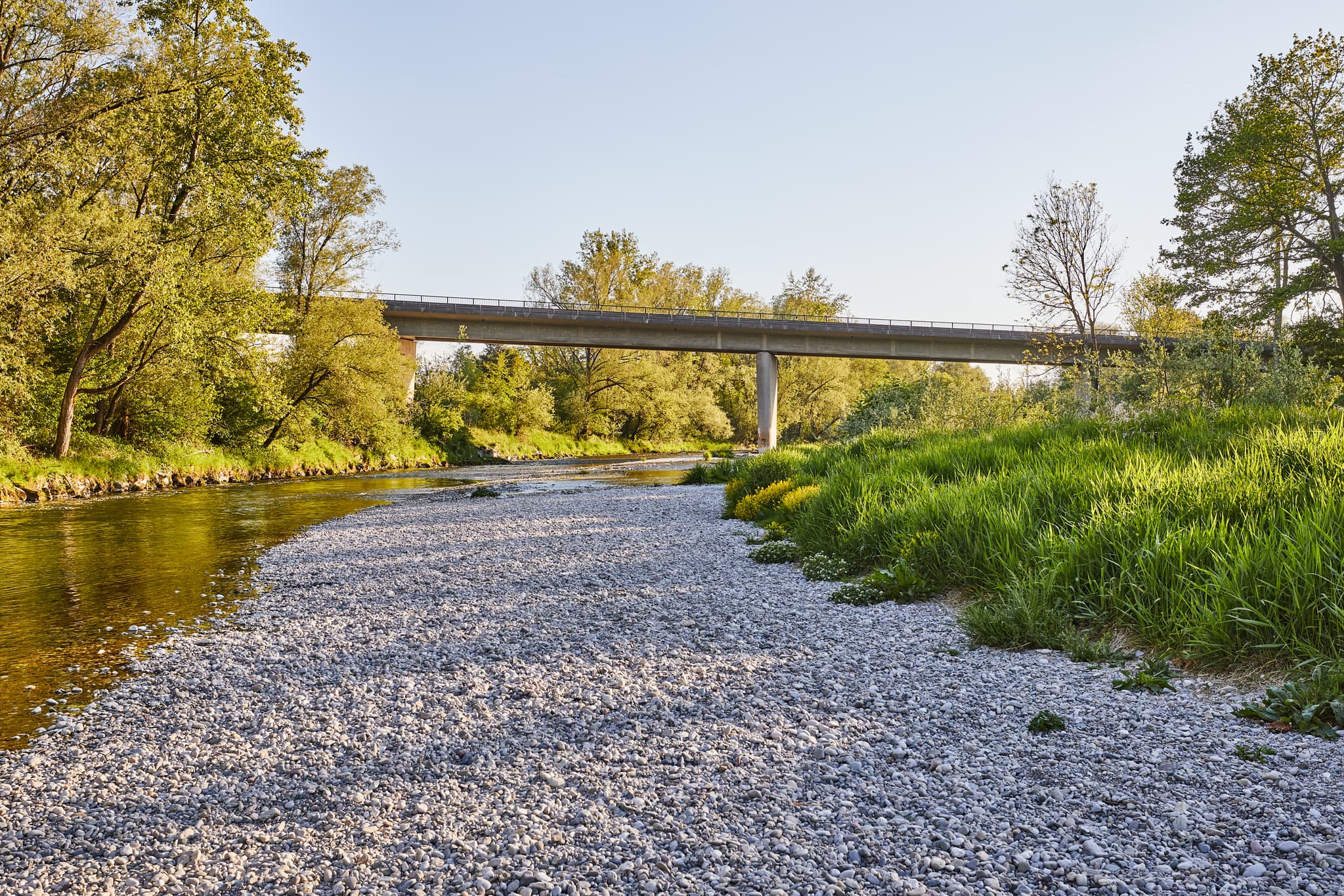 Alz Brücke Hohenwart, Emmerting, Altötting, Oberbayern - Blick auf die Alz Brücke in Emmerting, Landkreis Altötting, Oberbayern. Flusslandschaft im Inn-Salzach-Gebiet in Deutschland mit Kiesbank und grünen Ufern.
