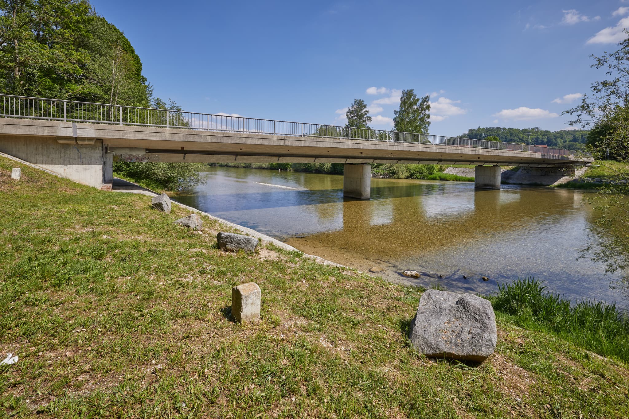 Alz Brücke, Radweg, Burgkirchen-Hirten, Landkreis Altötting - Moderne Brücke über die Alz in Hirten, Gemeinde Burgkirchen, Landkreis Altötting, Oberbayern, Inn-Salzach Region in Deutschland.