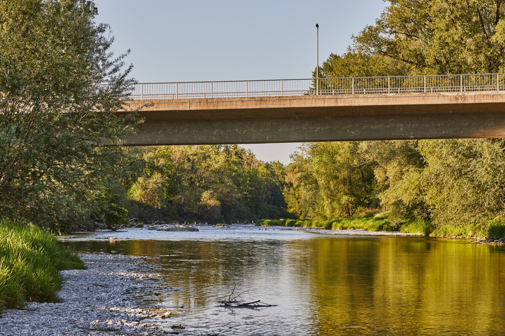 Alz Brücke Richtung Hohenwart, Altötting, Oberbayern - Alz Brücke bei Emmerting, Altötting, Oberbayern, Deutschland. Brücke über die Alz, umgeben von grüner Natur, Region Inn-Salzach.