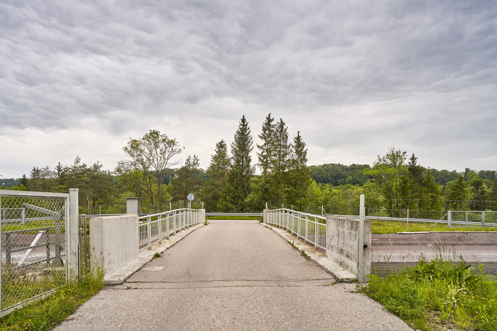 Alz Kanal Brücke, Gufflham,  Oberbayern, Inn-Salzach - Kanalbrücke Gufflham, Burgkirchen, Landkreis Altötting, Oberbayern. Überquert den Kanal in der Region Inn-Salzach, Deutschland. Grüne Natur, Bäume.