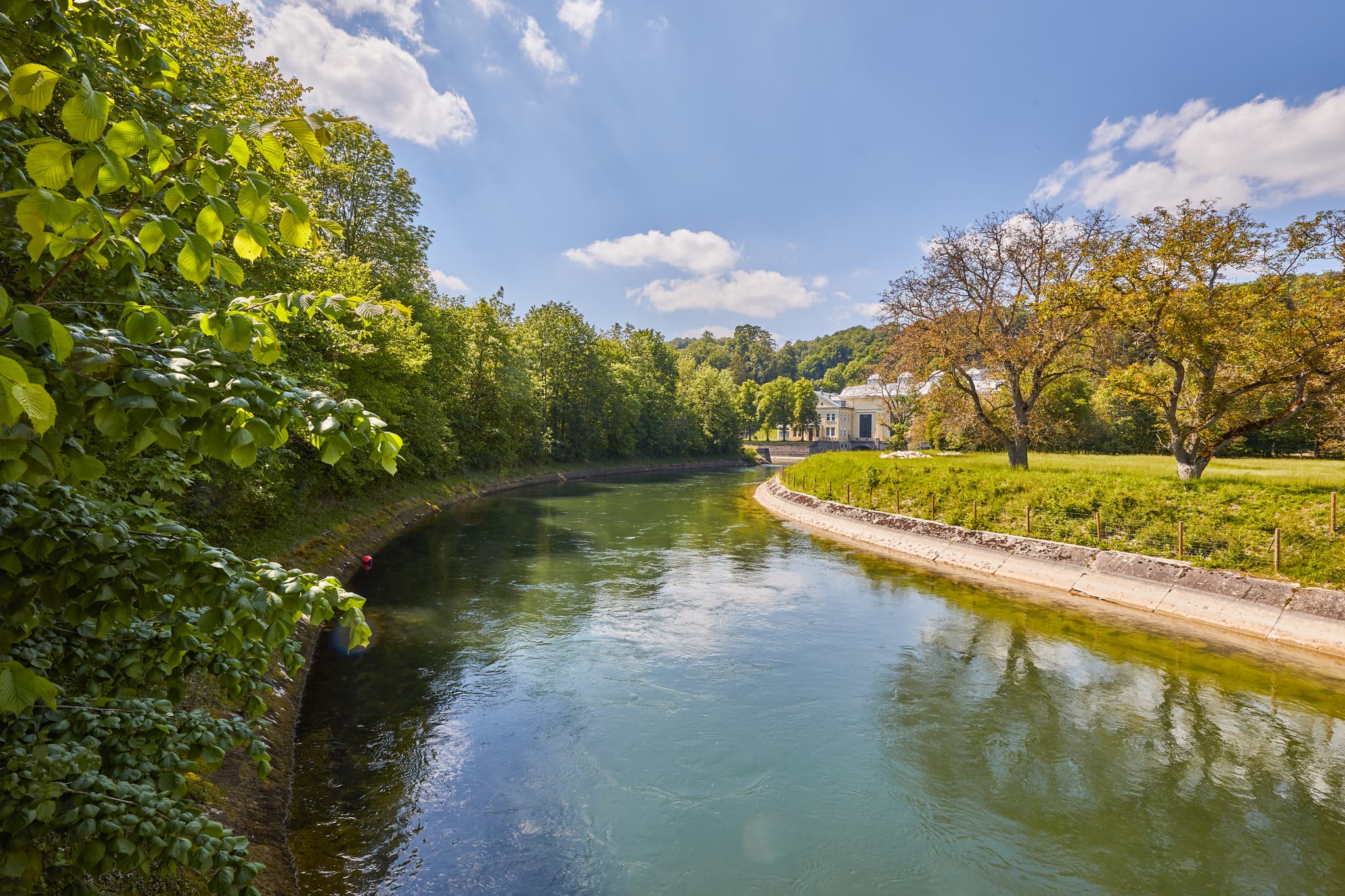 Alz-Kraftwerk am Radweg, Burgkirchen-Hirten, Oberbayern - Alz Kraftwerk am Radweg Burgkirchen - Hirten, Landkreis Altötting, Oberbayern, Inn-Salzach, Bayern, Deutschland.