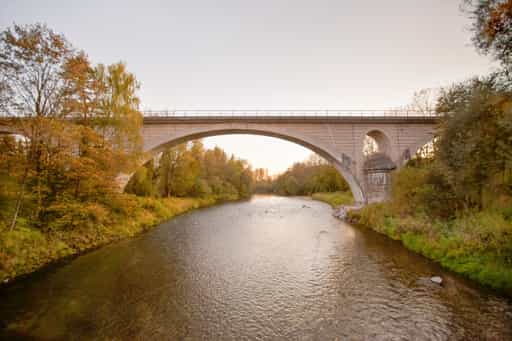 Alz mit Bahnbrücke, Wald, Garching, Altötting, Inn-Salzach