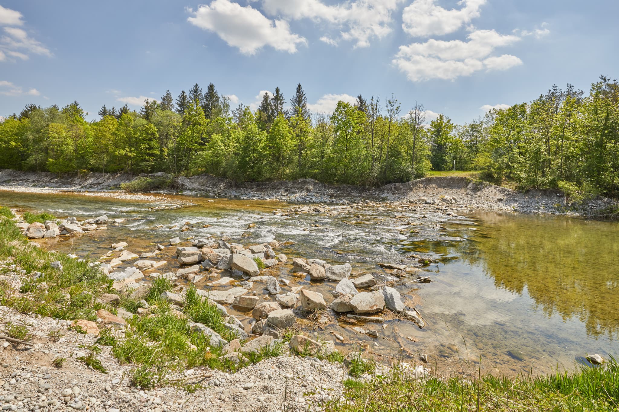 Alz Radweg bei Burgkirchen-Hirten, Oberbayern, Inn-Salzach - Flusslandschaft Alz bei Burgkirchen-Hirten, Altötting, Oberbayern. Klares Wasser, Steine, Naturbelassener Abschnitt der Inn-Salzach Region, Deutschland.