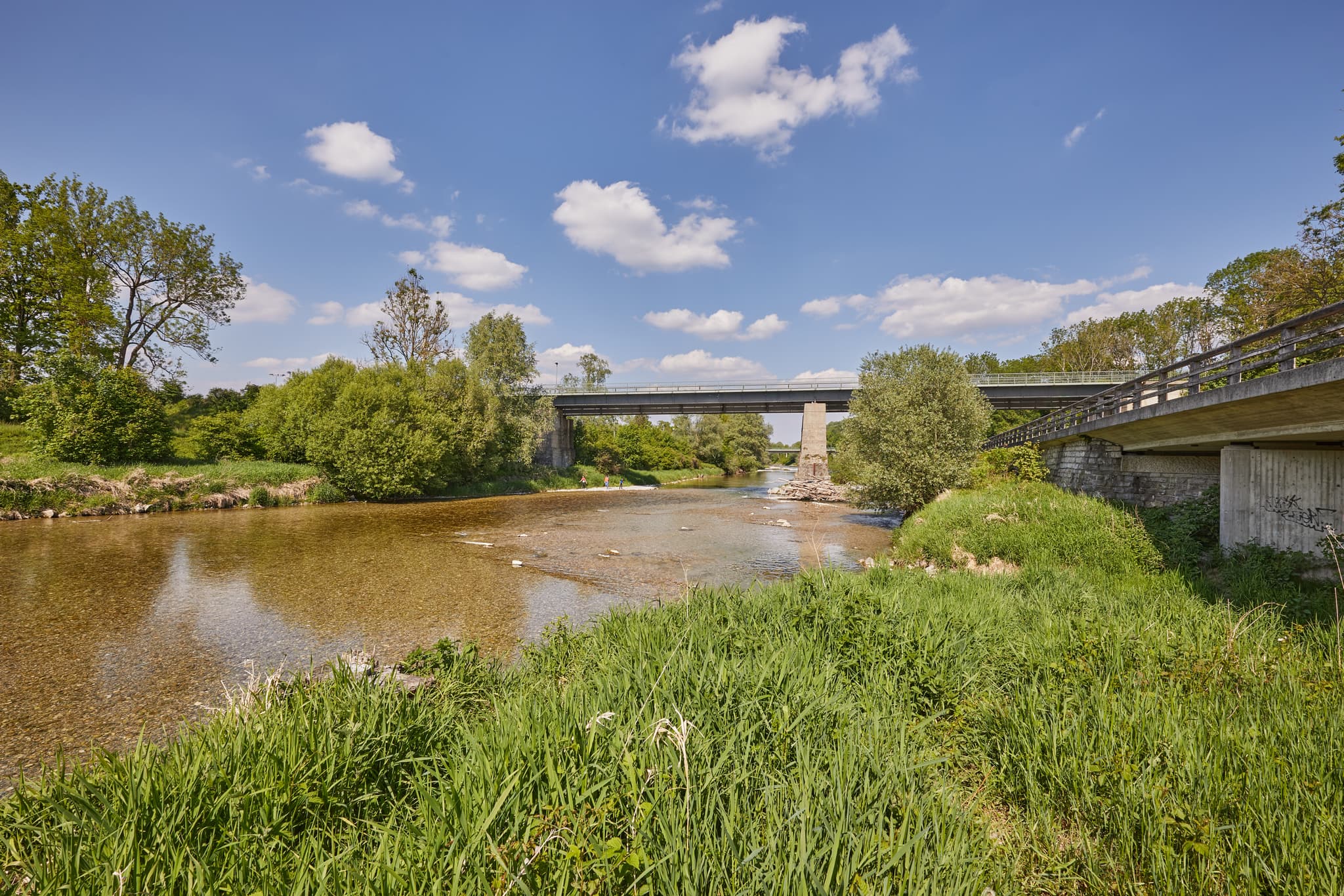Alz Radweg, Burgkirchen-Hirten, Altötting, Oberbayern - Ansicht des Alz Radwegs Hirten-Burgkirchen, Burgkirchen, Landkreis Altötting, Oberbayern. Die Szene zeigt Fluss, Brücken und Vegetation der Region Inn-Salzach.