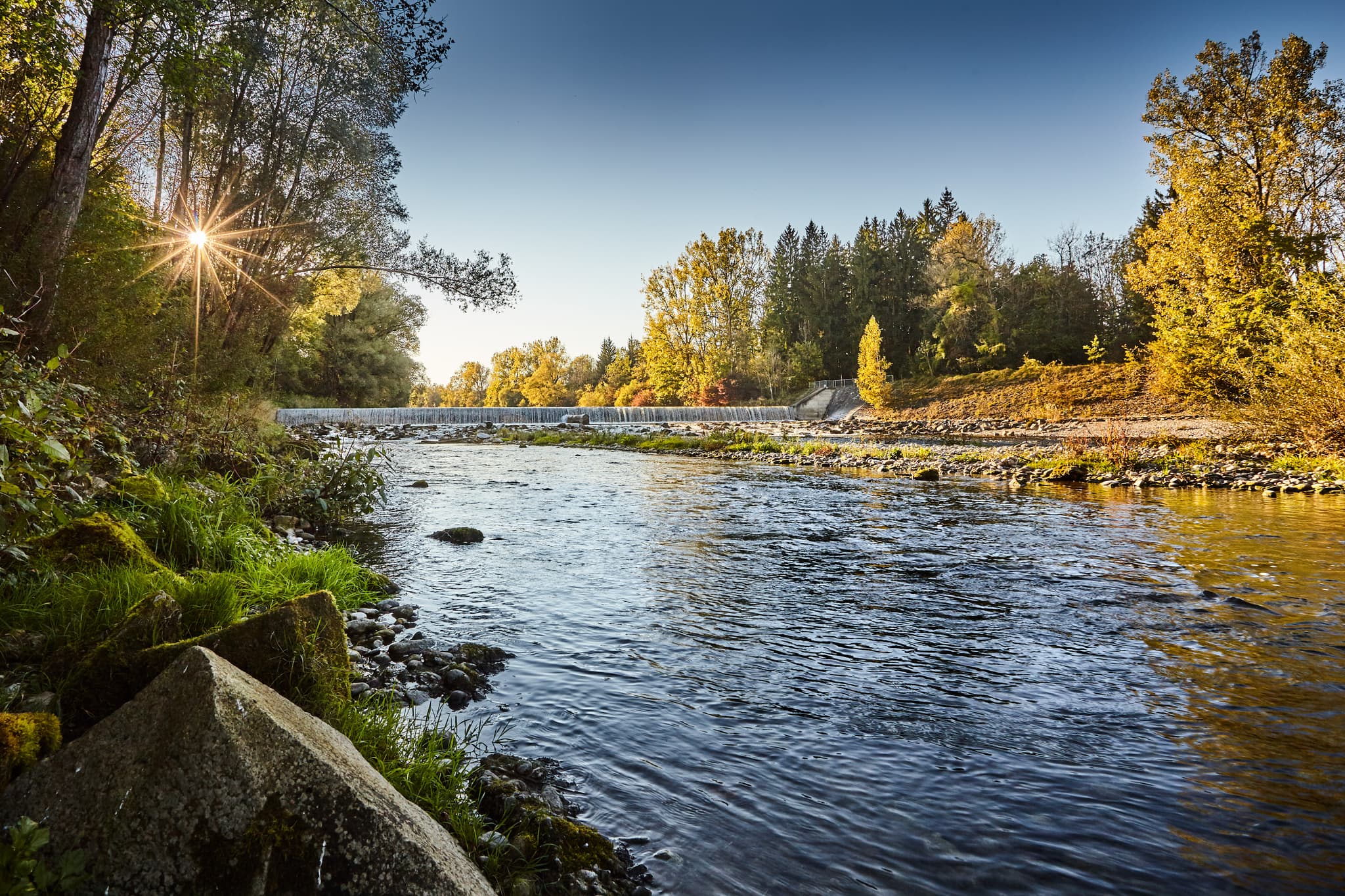 Alz unterer Wasserfall, Garching, Altötting, Oberbayern - Blick auf den unteren Wasserfall der Alz in Garching, Landkreis Altötting, Oberbayern, Deutschland. Flusslandschaft in der Region Inn-Salzach.