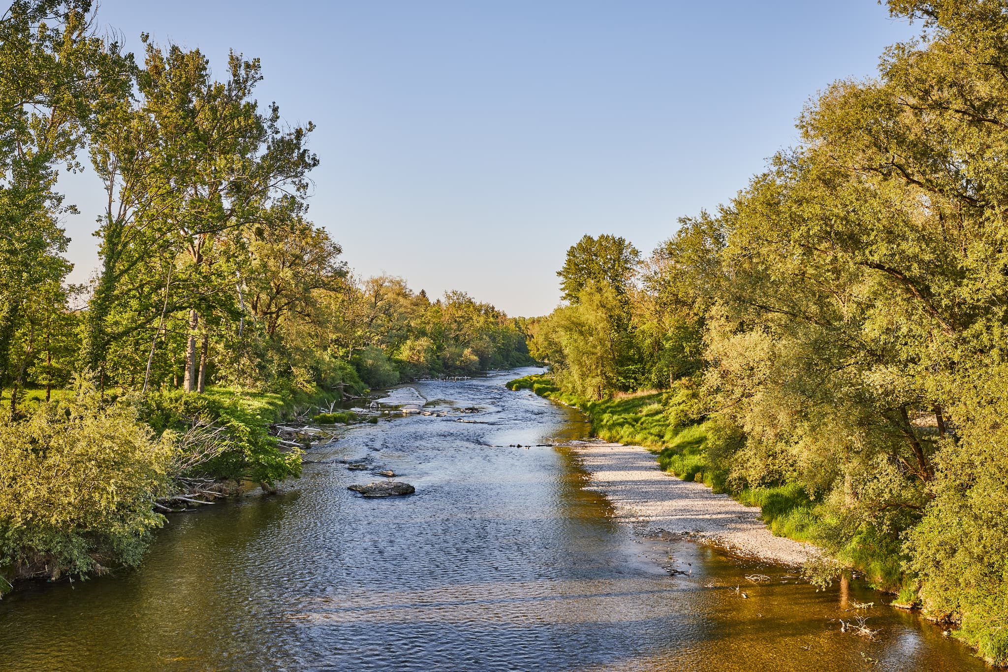 Alz von Brücke Hohenwart, Emmerting, Altötting,  Oberbayern - Die Alz bei Hohenwart, Emmerting, Altötting, Oberbayern, Inn-Salzach, Deutschland.Landschaft mit grünen Ufern und Baumreihen.