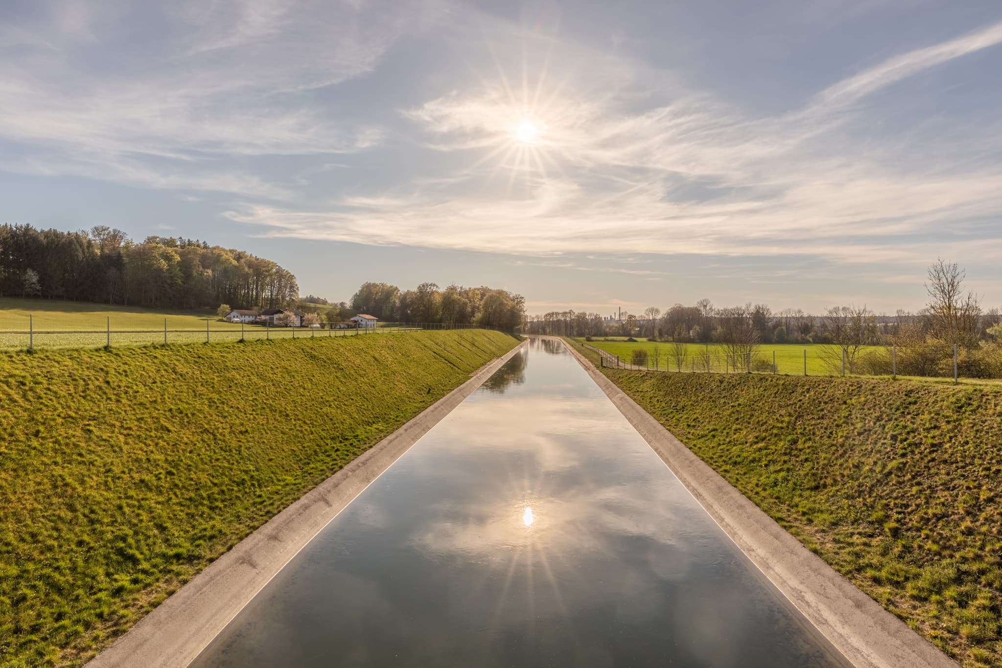 Alzkanal bei Eschlberg, Altötting, Oberbayern, Deutschland - Der Alzkanal in Hintermehring-Mühle, Gilgöd, Eschlberg, Mehring, Altötting, Oberbayern. Kanal mit grünen Ufern, Inn-Salzach Region in Deutschland.