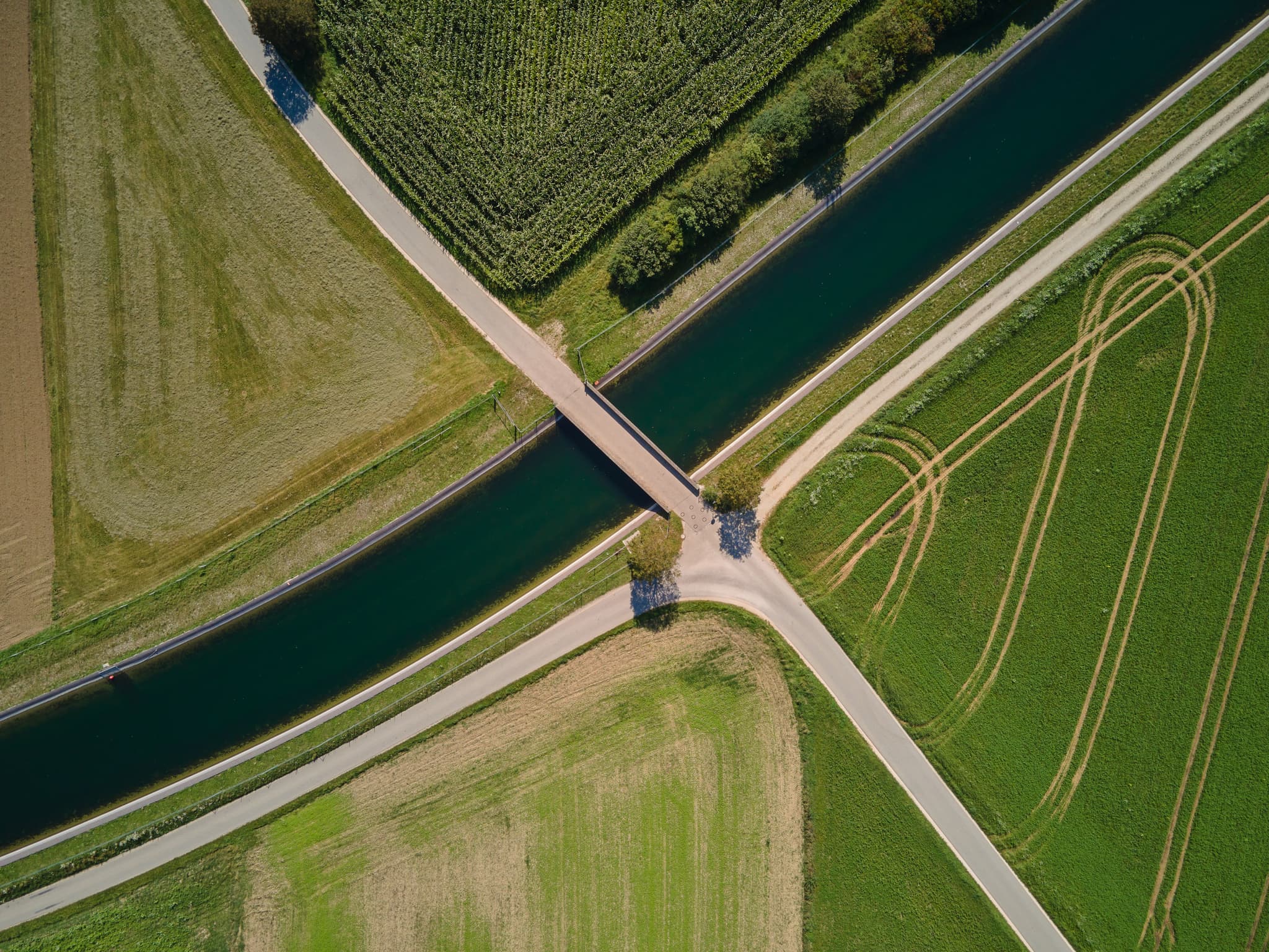 Alzkanal bei Hohenwart, Wolfgangweg, Altötting, Oberbayern - Alzkanal, Pilgerweg Wolfgangweg in Mehring, Altötting, Oberbayern. Die ländliche Szenerie in der Region Inn-Salzach, Deutschland.