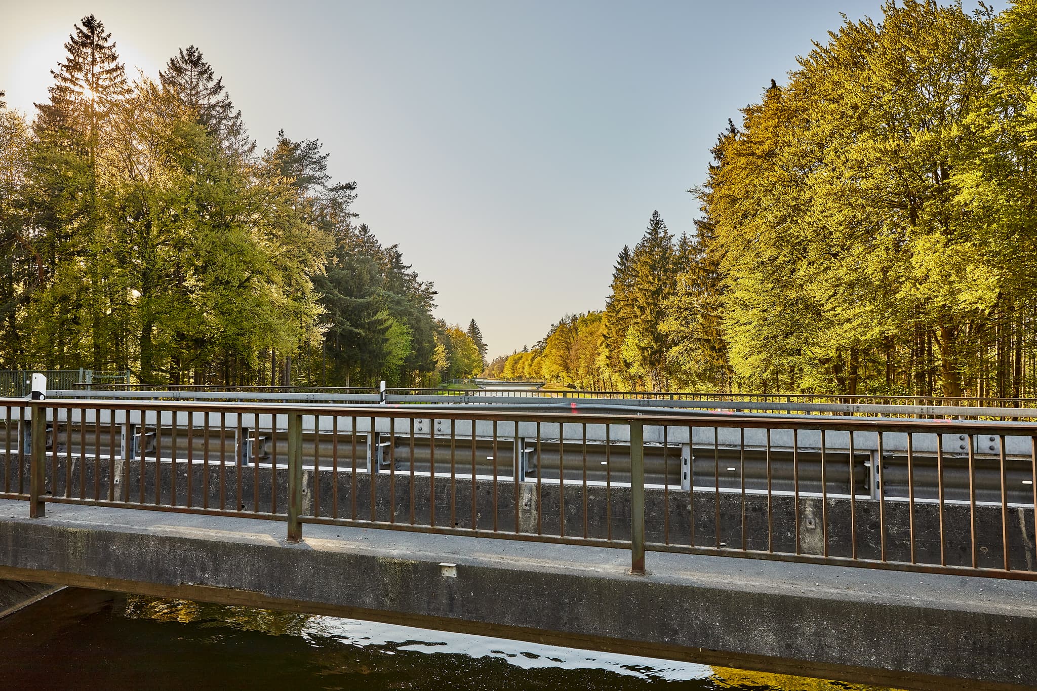 Alzkanal Brücke B20, Burghausen, Altötting, Oberbayern - Die Alzkanal Brücke B20 in Burghausen, Landkreis Altötting, Oberbayern, Region Inn-Salzach, Deutschland. Die Brücke überspannt den Alzkanal.