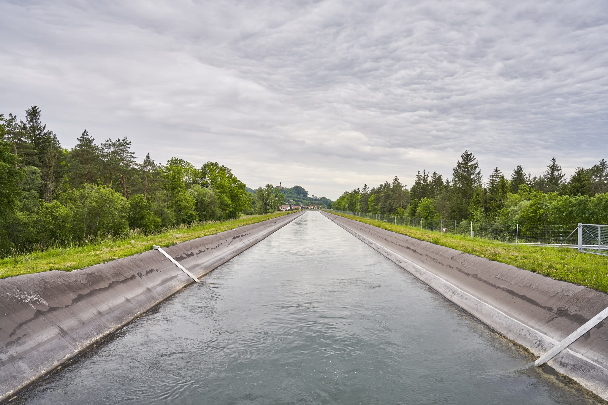 Alzkanal Brücke Gufflham, Altötting, Oberbayern, Inn-Salzach - Der Alz Kanal bei Gufflham, Burgkirchen, Altötting, Oberbayern. Kanalabschnitt mit Brücke in grüner Landschaft. Region Inn-Salzach. Wasserweg und Umgebung.
