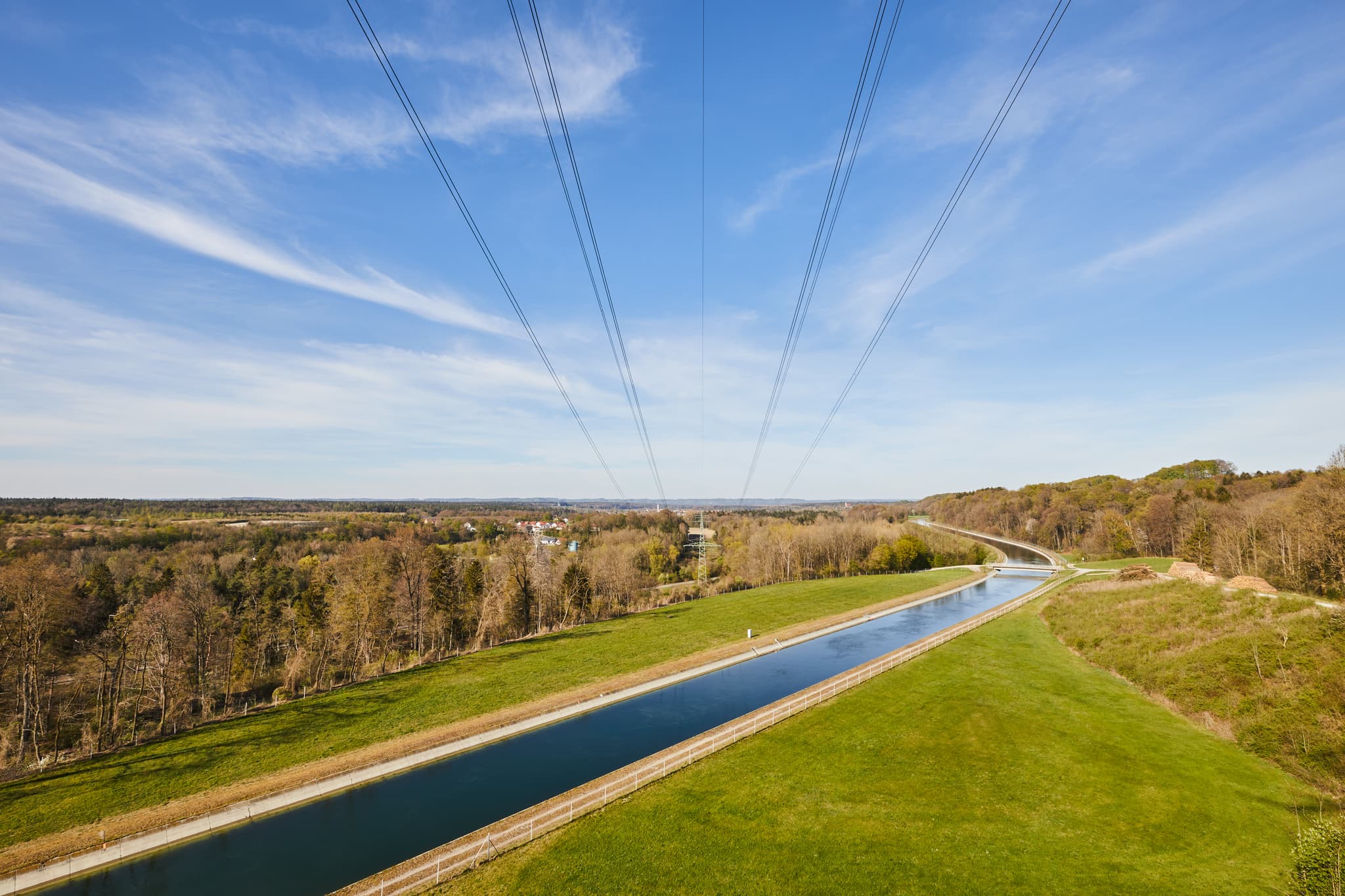Alzkanal, Burgkirchen, Altötting, Oberbayern, Inn-Salzach - Der Alzkanal in Burgkirchen, Altötting, Oberbayern, prägt die Landschaft der Region Inn-Salzach. Blick auf den Kanal und Stromleitungen.