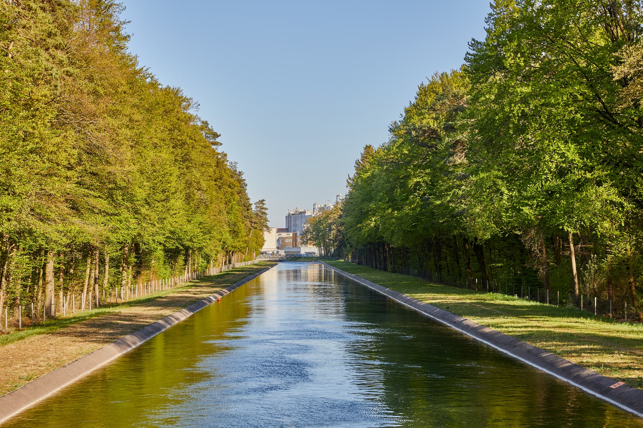 Alzkanal durch Burghauser Wald, Burghausen, Altötting - Alzkanal durch Burghauser Wald in Burghausen, Altötting, Oberbayern. Dieser Kanal, gelegen in der Region Inn-Salzach, Deutschland, führt zum Wacker-Werk.