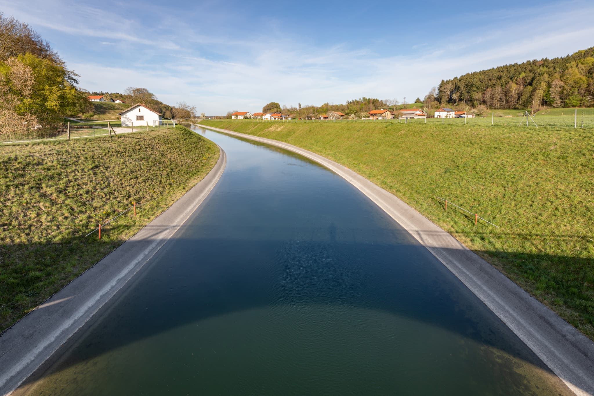 Alzkanal in Eschlberg, Mehring, Altötting, Oberbayern - Der Alzkanal in Eschlberg, Gemeinde Mehring, Landkreis Altötting, Oberbayern. Eine charakteristische Wasserführung in der Inn-Salzach-Region, Deutschland.