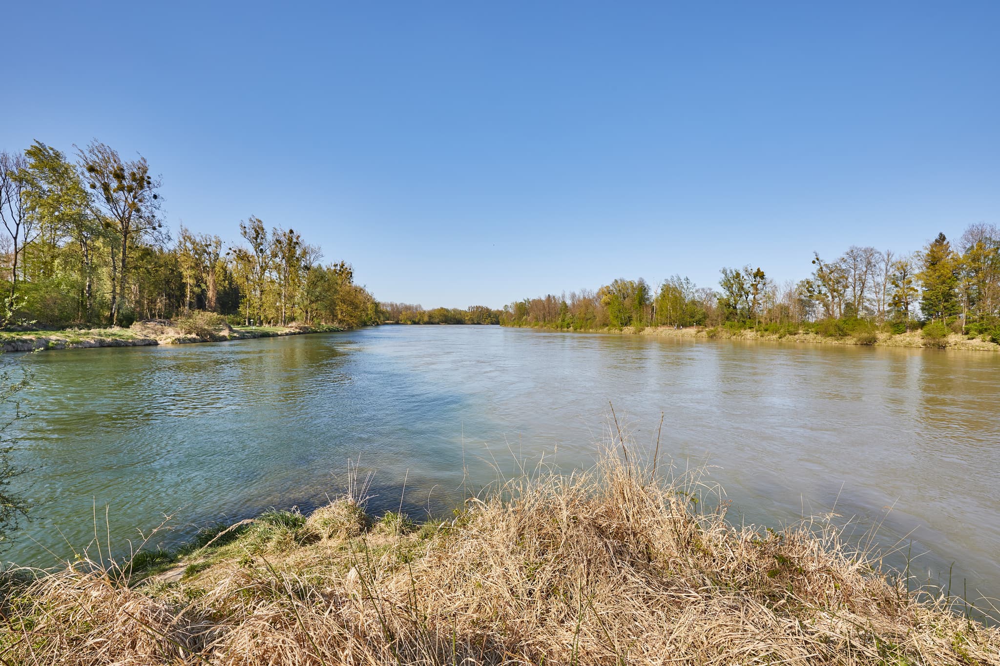 Alzkanal Salzach, Neuhofen Salzachspitz, Altötting - Flusslandschaft in Neuhofen, Haiming, mit Zusammenfluss von Alzkanal und Salzach. Teil der Region Inn-Salzach im Landkreis Altötting, Oberbayern, Deutschland.