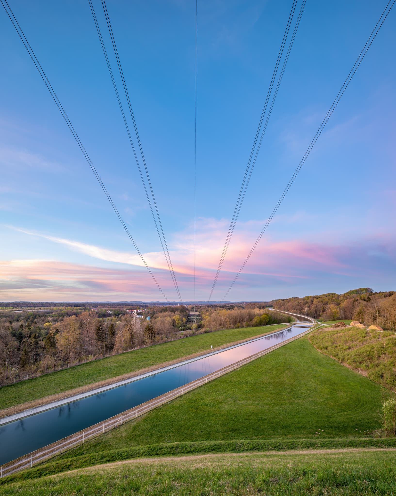 Alzkanal Thalhausen, Burgkirchen, Landkreis Altötting - Das Bild zeigt den Alzkanal bei Thalhausen in der Gemeinde Burgkirchen, Landkreis Altötting, Oberbayern, Region Inn-Salzach, Panoramafoto bei Sonnenuntergang.