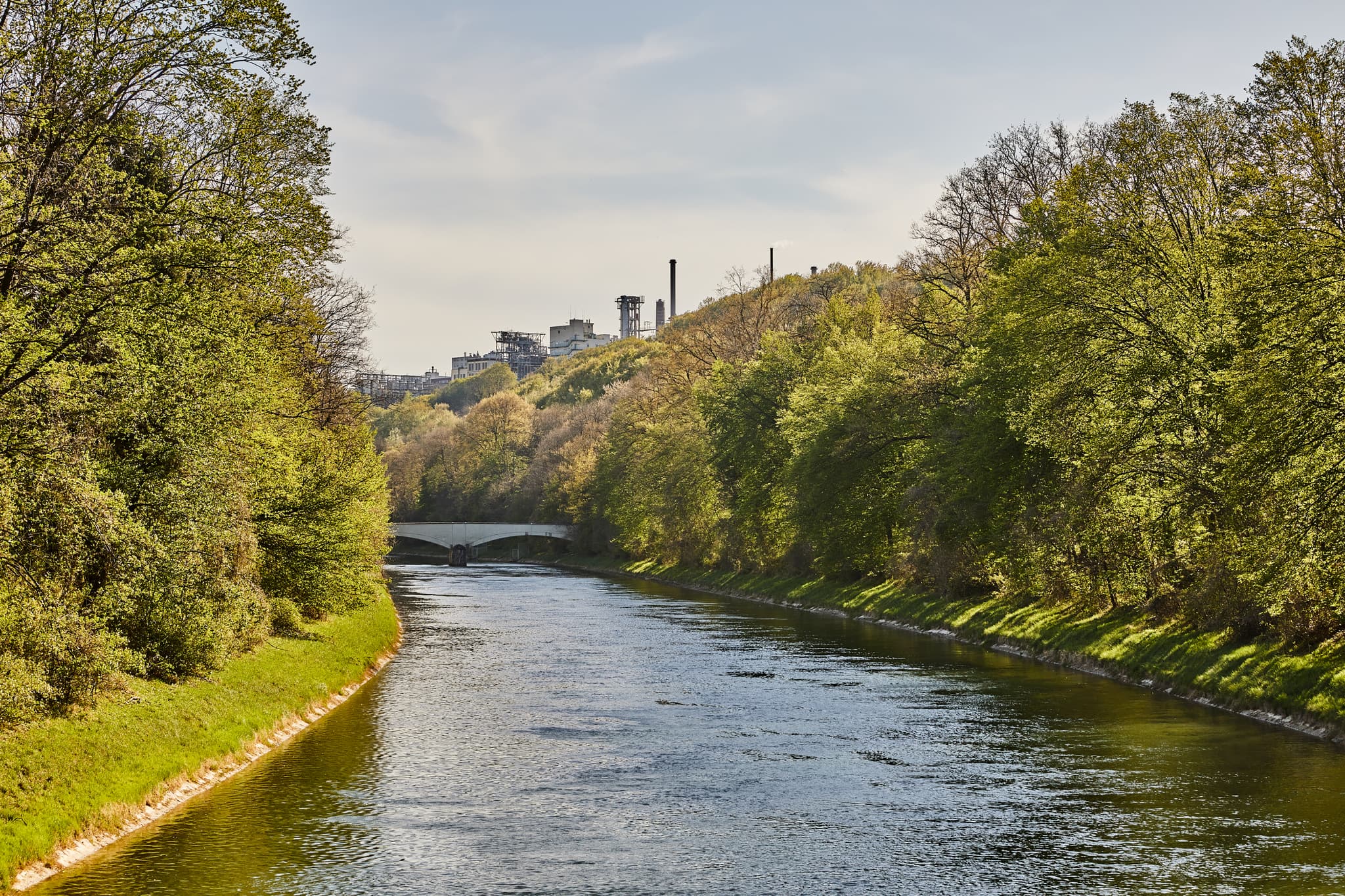 Alzkanal vor Salzach Burghausen, Neuhofen, Altötting - Der Alzkanal fließt bei Neuhofen, Gemeinde Haiming, Landkreis Altötting, Oberbayern. Die Inn-Salzach Region in Deutschland zeigt Natur und Industriebauten.