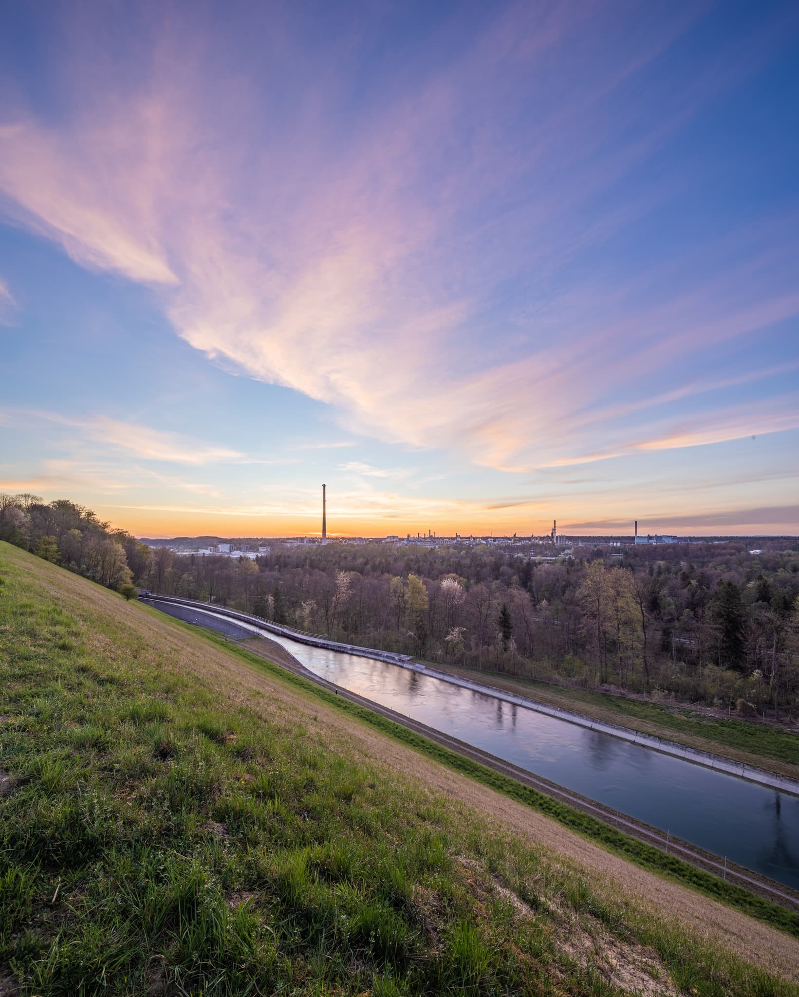 Alzkanal Werk Gendorf, Burgkirchen, Oberbayern, Inn-Salzach - Alzkanal und Werk Gendorf in Burgkirchen, Altötting, Oberbayern, Inn-Salzach. Kanal, Grashang, Wald, Industriegebäude im Abendlicht.