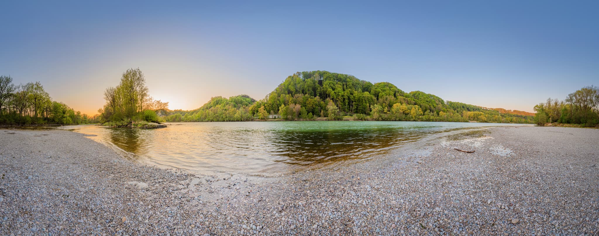 Alzmündung, Inn bei Oberpiesing, Altötting, Inn-Salzach - Panoramaaufnahme des Zusammenflusses von Alz und Inn bei Oberpiesing in Bayern, Deutschland. Das Bild zeigt die Alzmündung bei Sonnenuntergang.