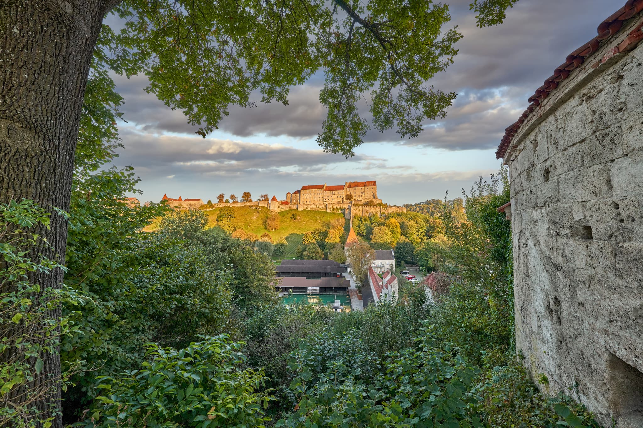 Am Pulverturm, Burghausen, Altötting, Oberbayern - Burganlage in Burghausen, Landkreis Altötting. Der Blick umfasst den Wöhrsee und die grüne Landschaft der Region Inn-Salzach in Oberbayern, Deutschland.