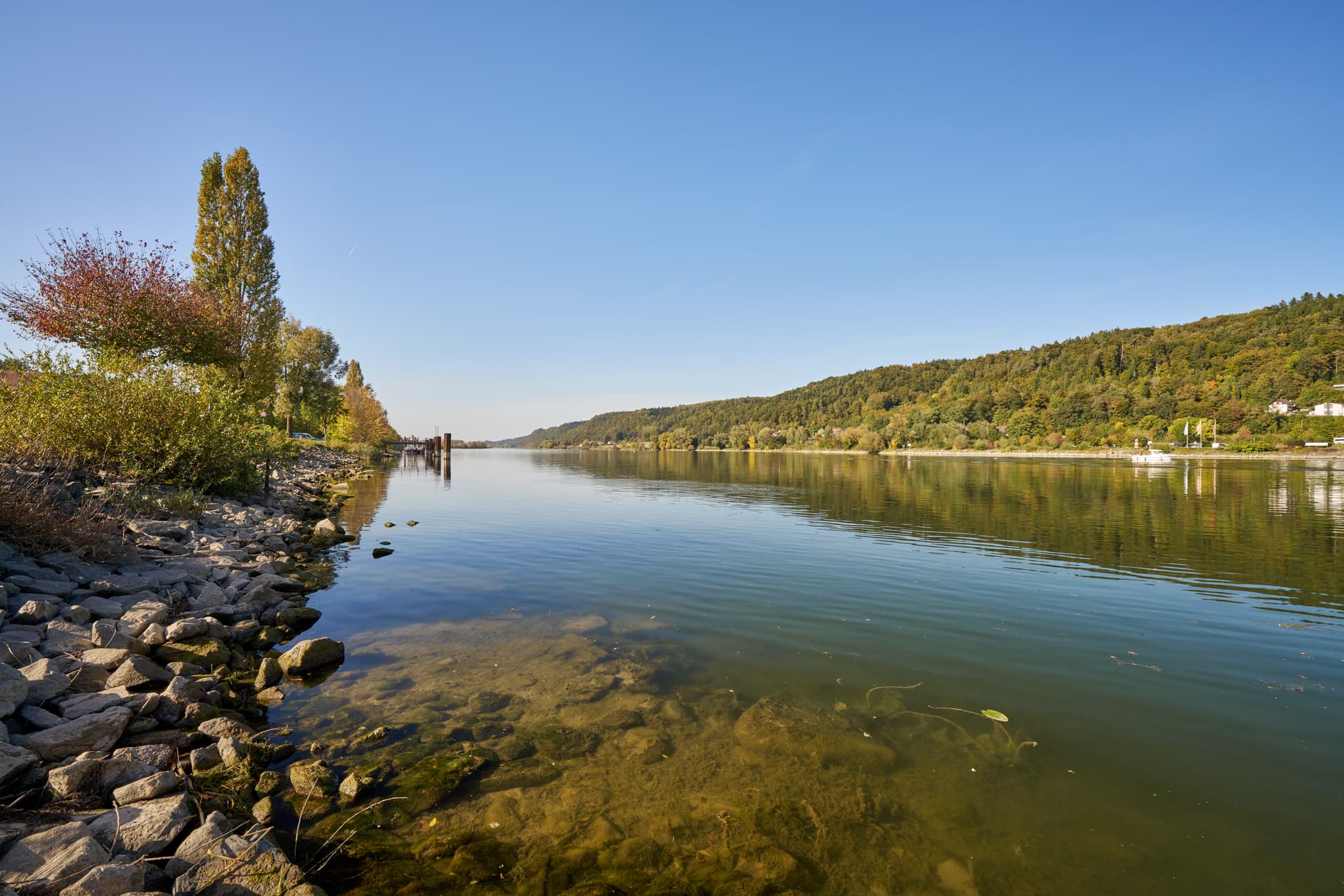 Ansicht Donau Hafen, Vilshofen, Passau, Niederbayern - Idyllischer Blick auf den Donau Hafen in Vilshofen, Landkreis Passau. Donauwasser und Uferlandschaft im Regierungsbezirk Niederbayern, Donau-Wald, Deutschland.