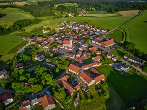 Arbing Luftbild mit Kirche und Ort, Reischach, Altötting