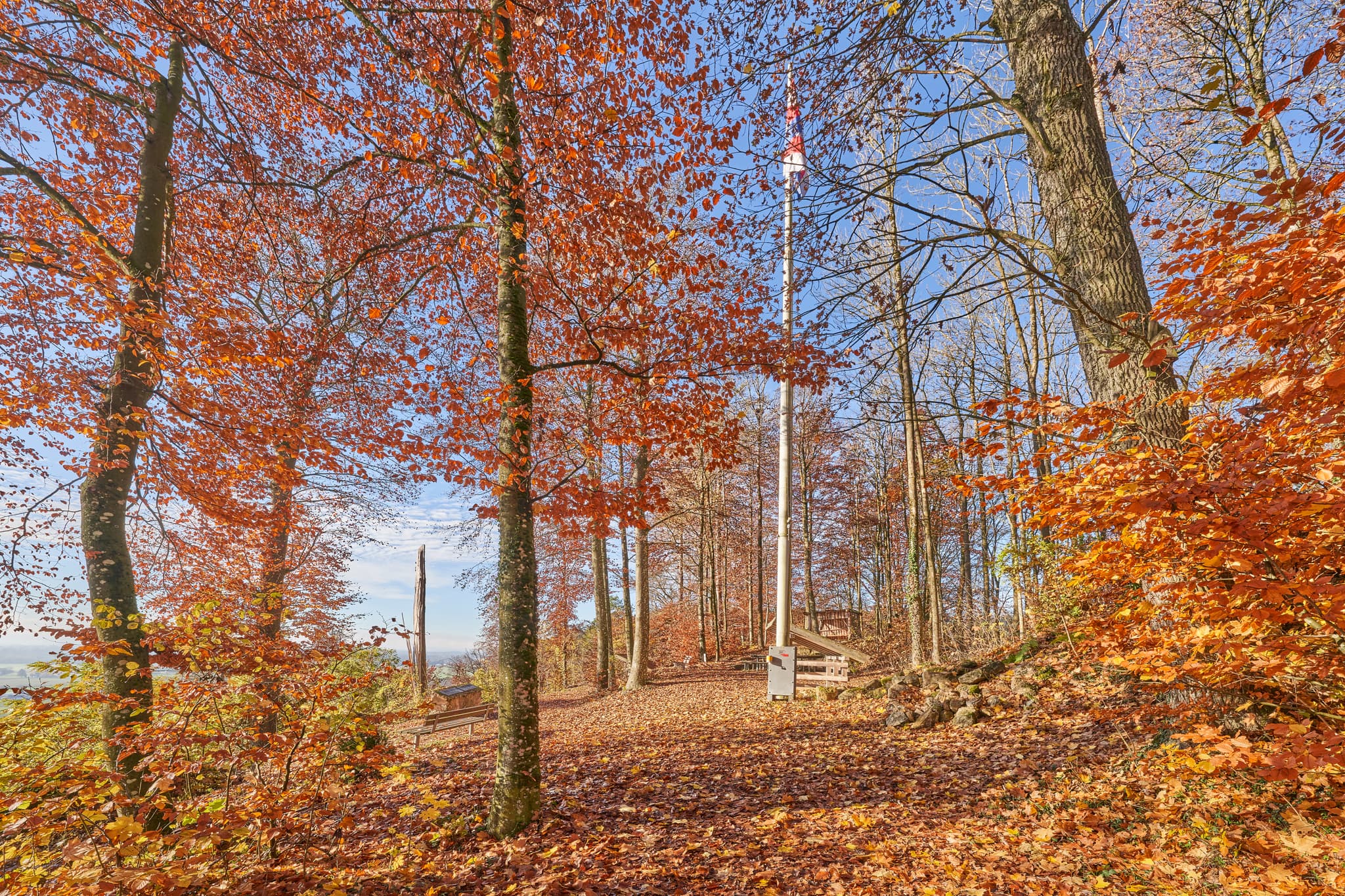 Assicht, Fahne, Schlossberg im Herbst, Julbach, Rottal-Inn - Herbstliche Aussicht mit Fahne vom Schlossberg bei Julbach, Gemeinde Julbach, Landkreis Rottal-Inn, Niederbayern, Holzland/Bäderdrieck, Bayern, Deutschland.