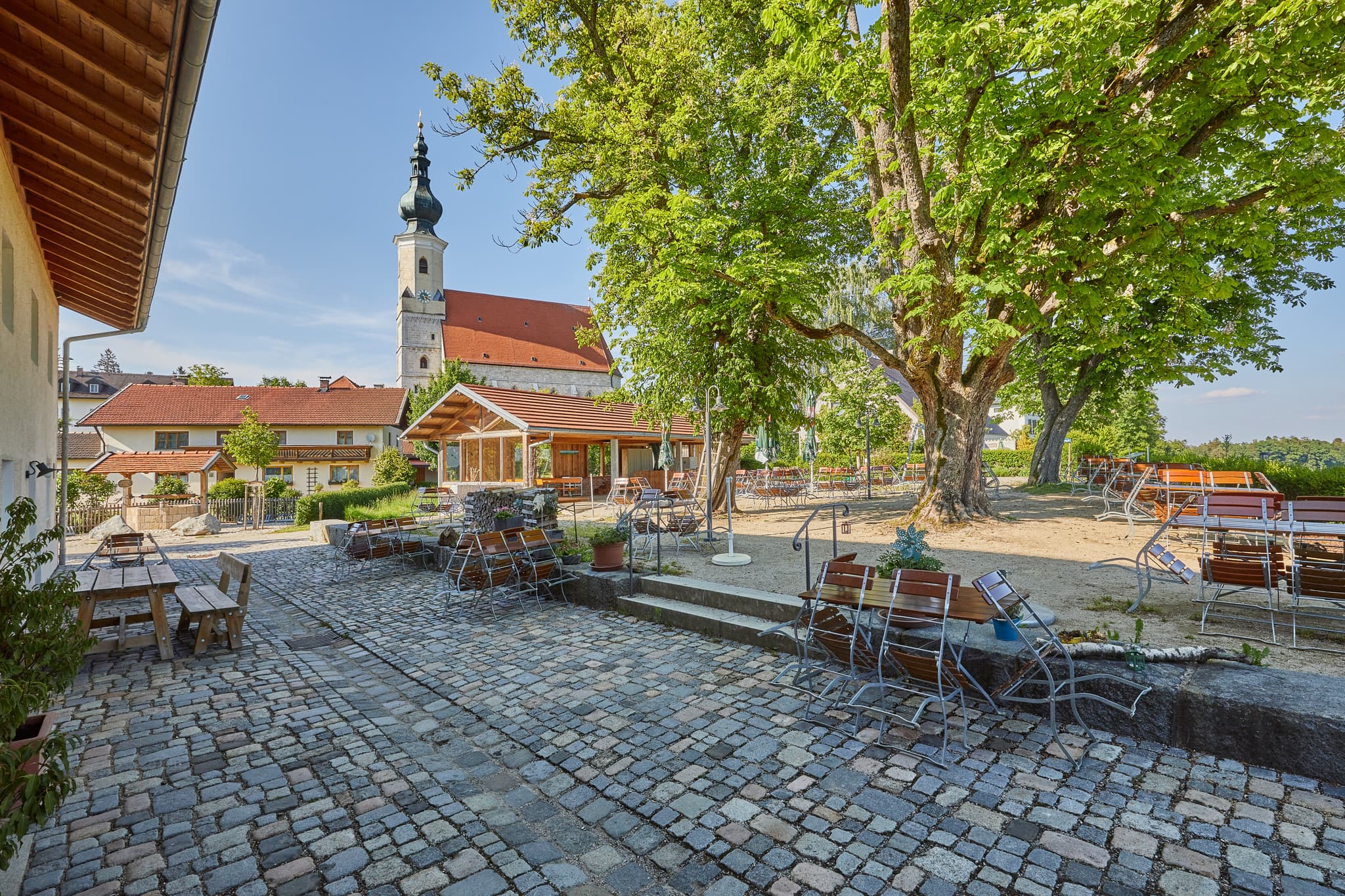 Asten DorfWirtschaft, Tittmoning: Oberbayern, Inn-Salzach - Die Asten DorfWirtschaft in Tittmoning, Oberbayern, Deutschland. Genießen Sie die idyllische Atmosphäre und die Gastfreundschaft.