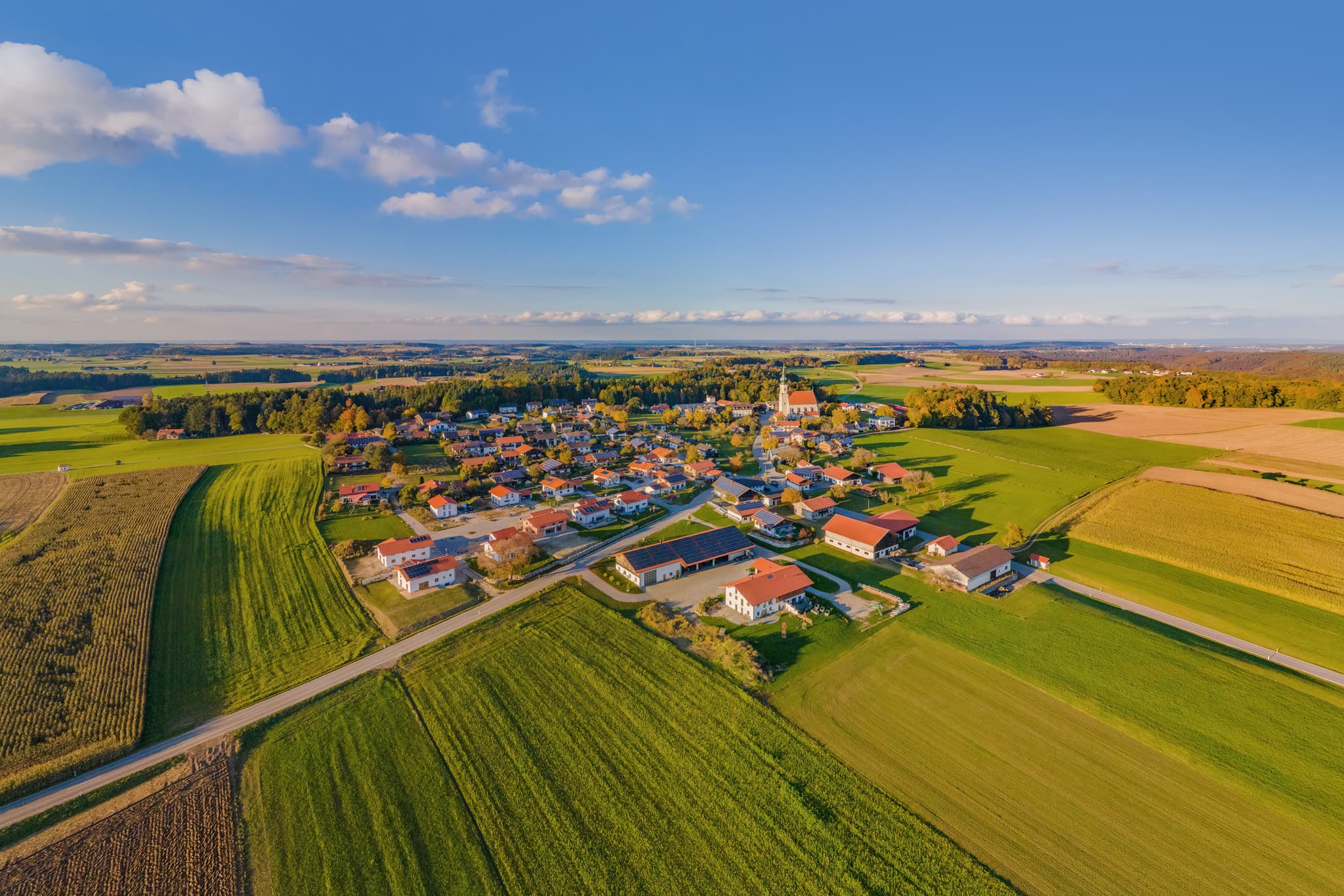 Asten Panorama, Tittmoning, Oberbayern: Idyllisches Dorfbild - Atemberaubendes Panorama von Asten bei Tittmoning im Landkreis Traunstein, Oberbayern. Entdecken Sie die Schönheit der Inn-Salzach-Region in Deutschland.